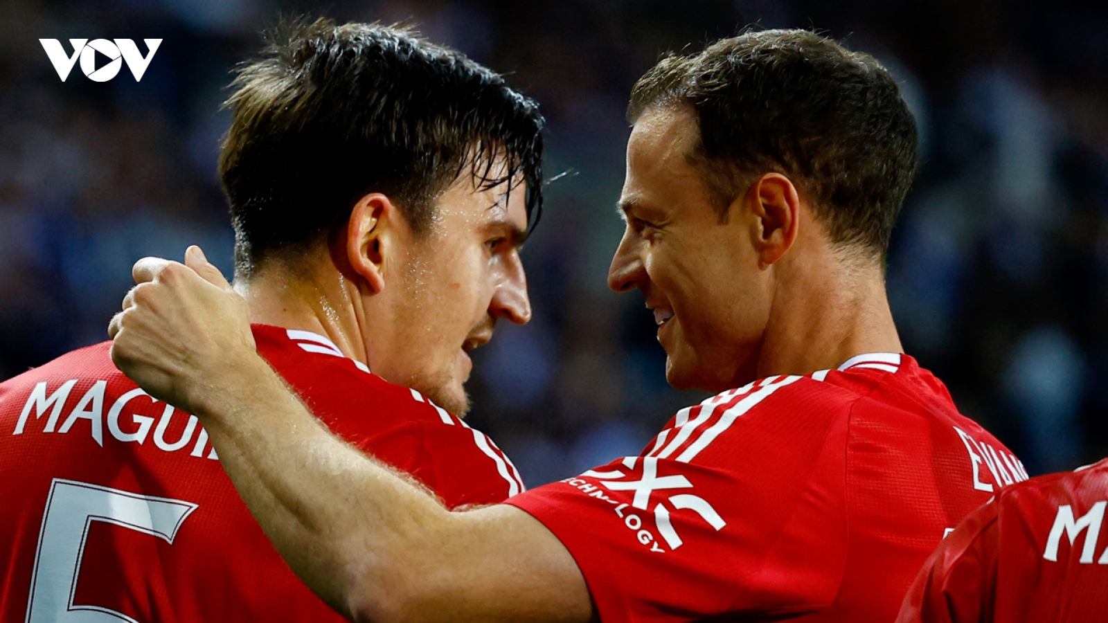 Harry Maguire sắm vai người hùng, MU thoát thua trên sân Dragao