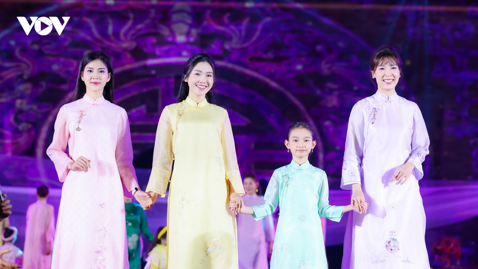 Hoa hậu Ngọc Hân lần đầu catwalk cùng bà ngoại và mẹ ruột