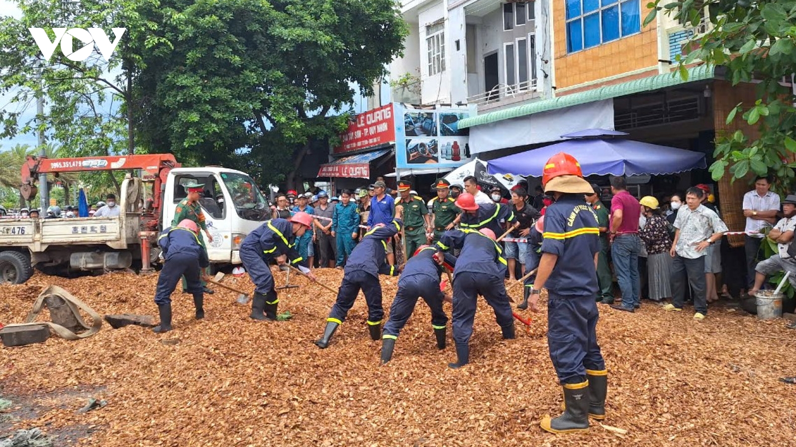 Xe chở dăm gỗ lật nghiêng ở Quy Nhơn làm 3 người đi đường tử vong