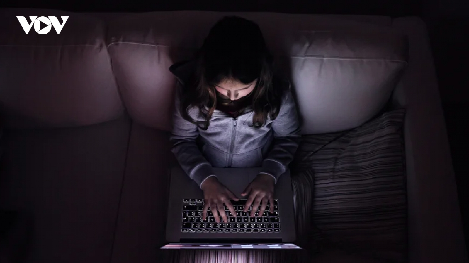 Mặt tối của internet đối với trẻ em: Đừng chỉ nhìn bề nổi của tảng băng chìm