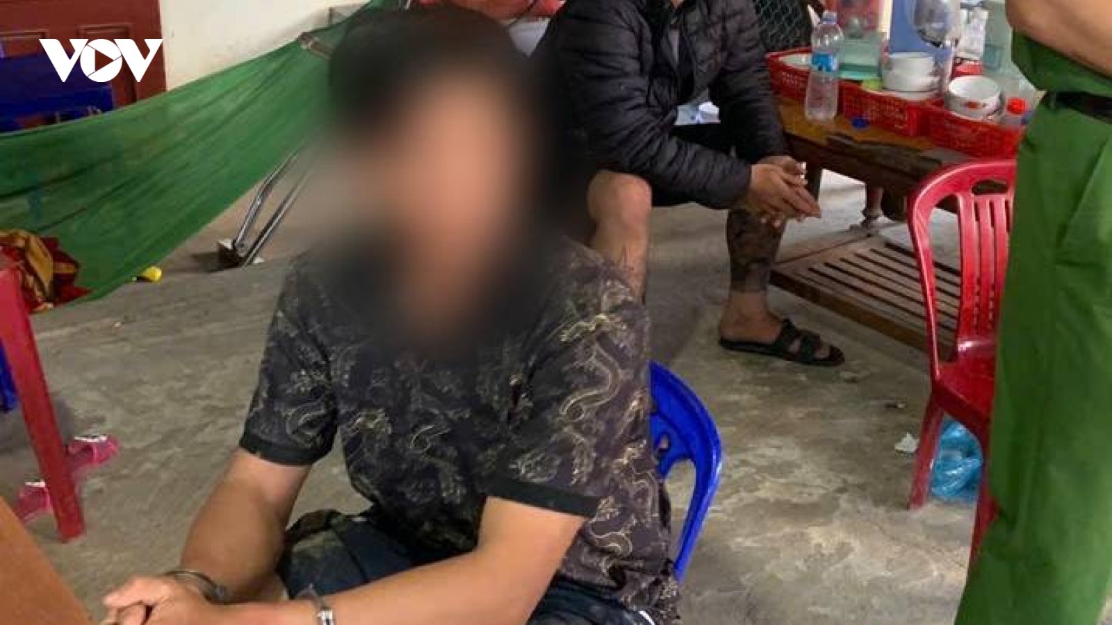 Vi phạm giao thông, xin không được, quay sang tấn công cảnh sát