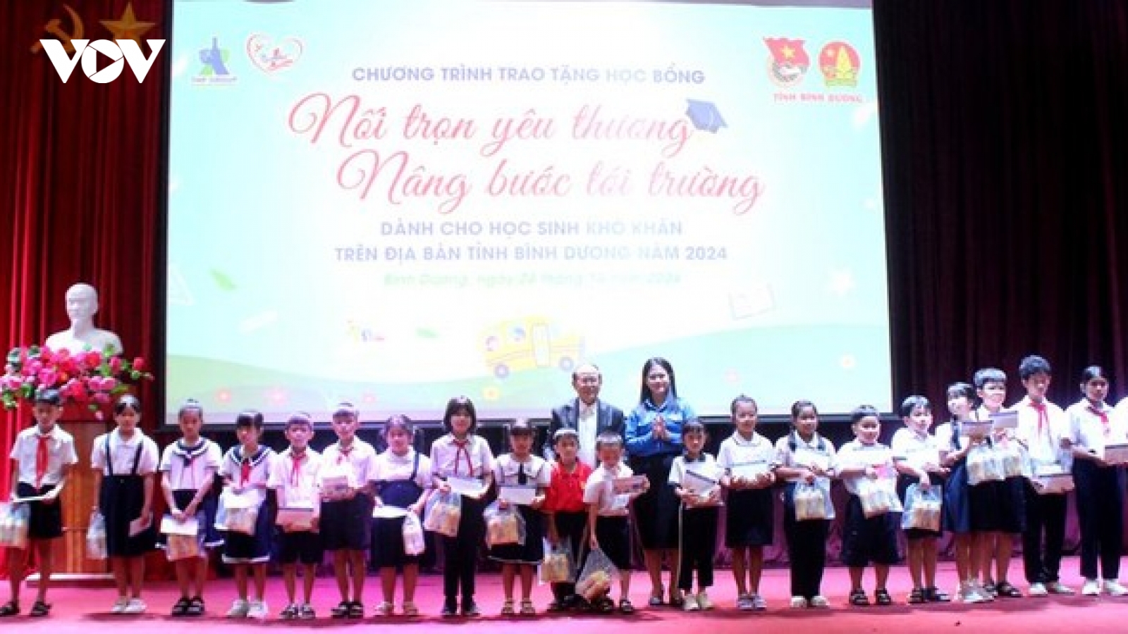 Tân Hiệp Phát trao 200 suất học bổng cho học sinh có hoàn cảnh khó khăn tại Bình Dương