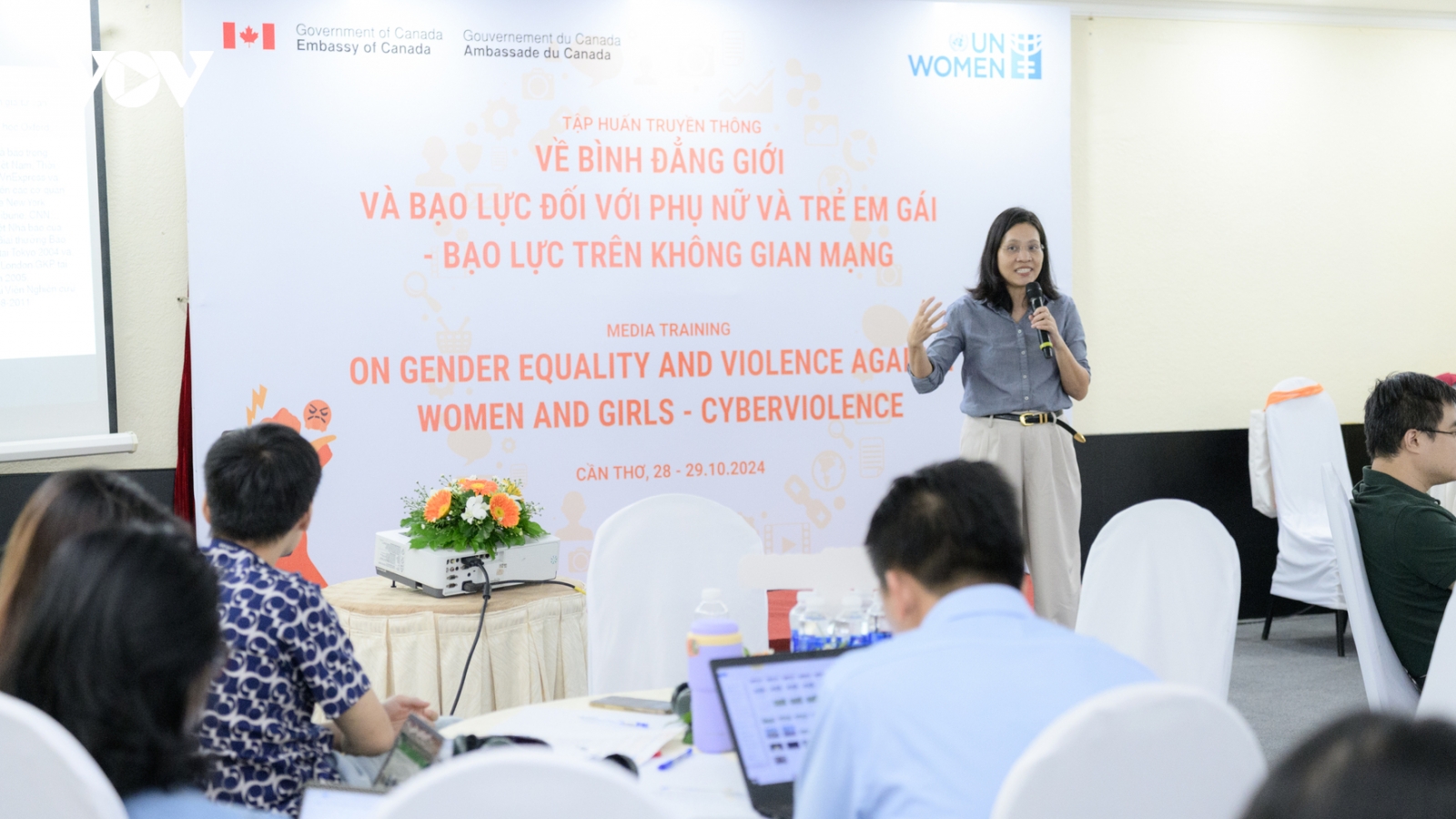 Tìm hiểu nguyên tắc khi đưa tin về bạo lực đối với phụ nữ và trẻ em gái