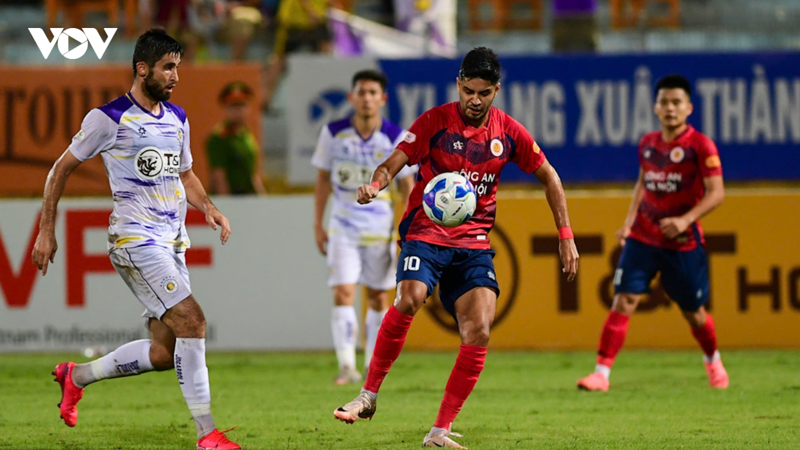 Kết quả V-League hôm nay 19/10: Hà Nội FC hòa CLB CAHN theo kịch bản ''điên rồ"