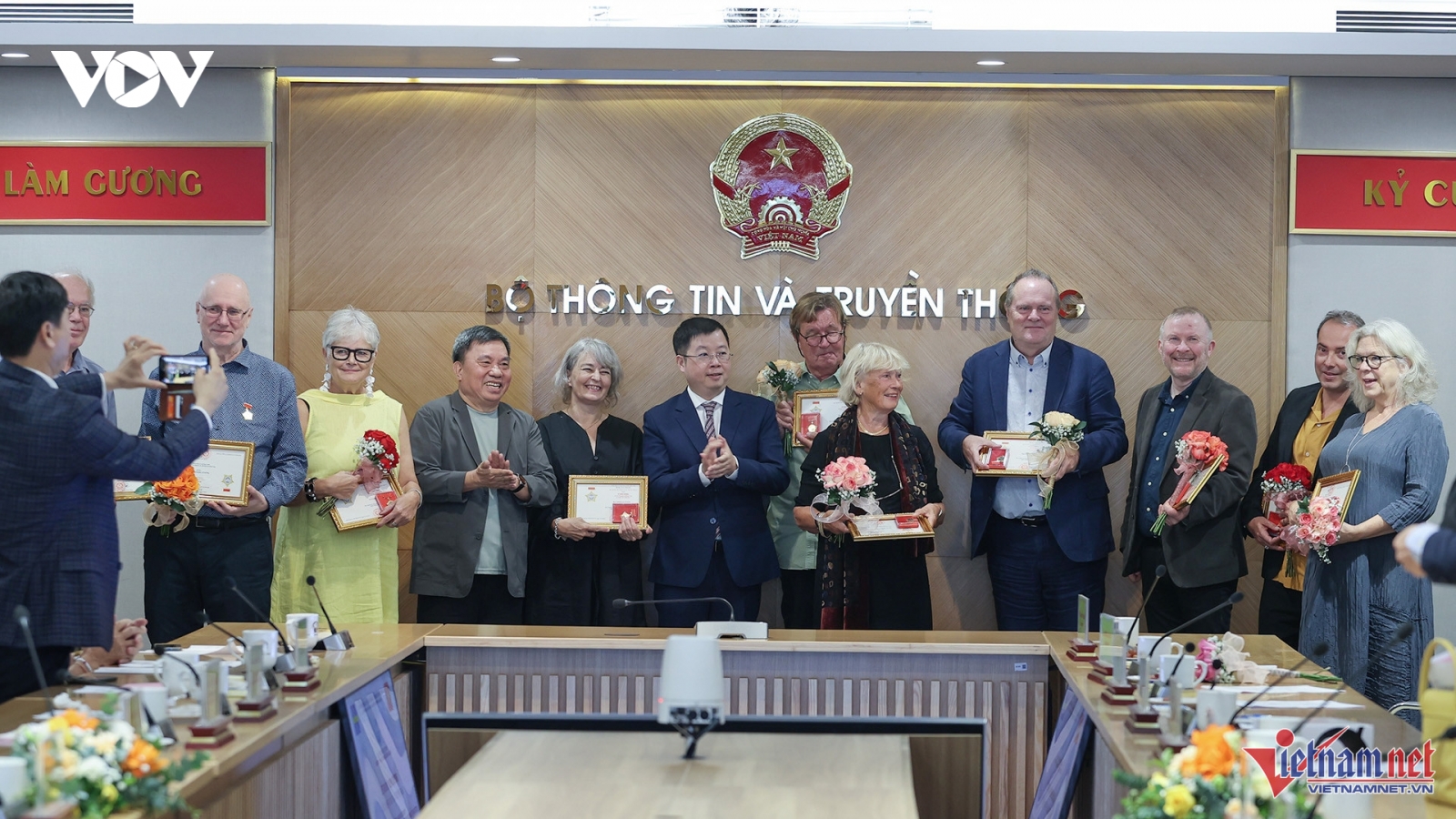 Bộ TT&TT gặp mặt tri ân các cựu giảng viên báo chí Thụy Điển