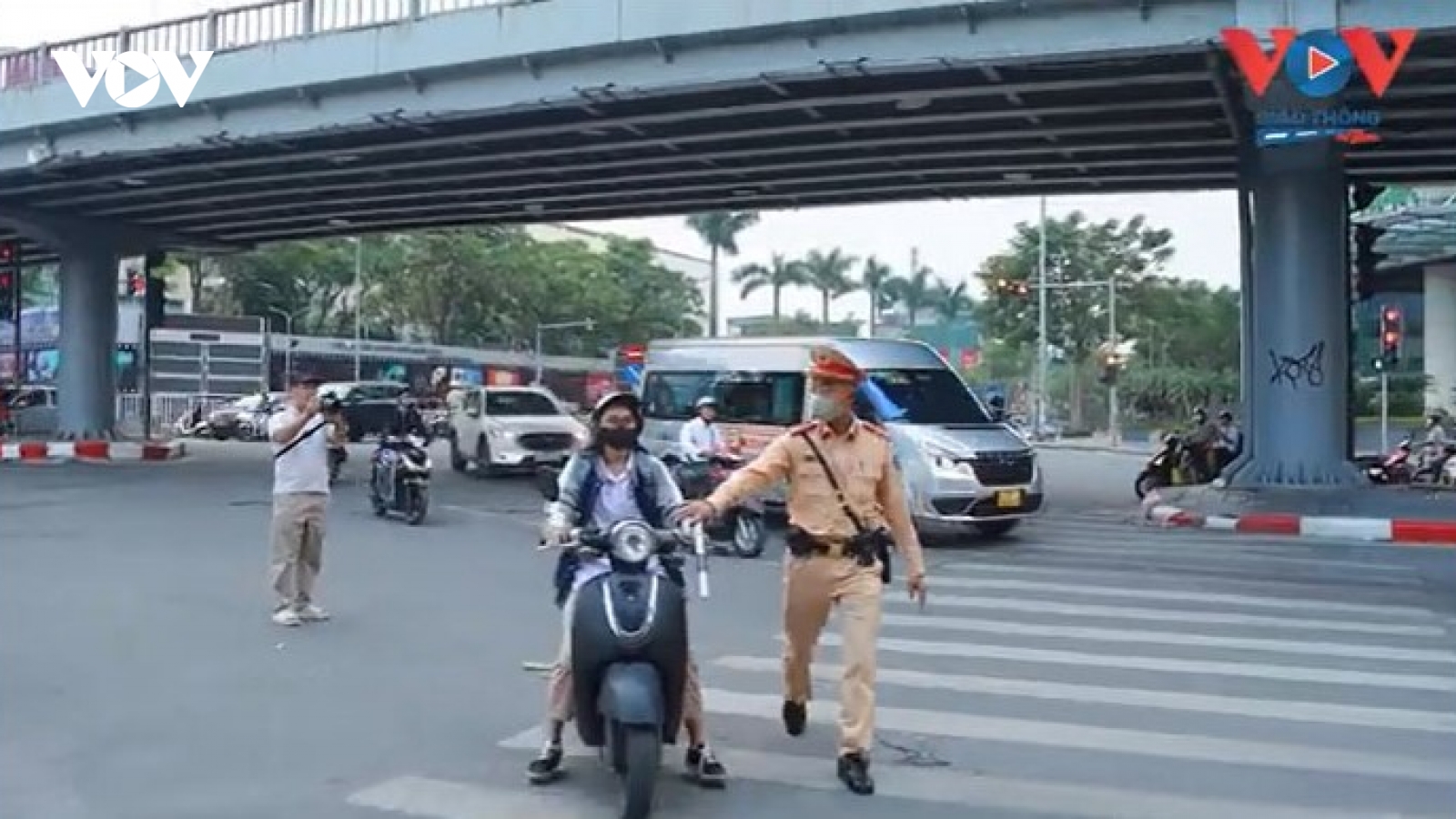 Không đội mũ bảo hiểm cho con, xin không được quay ra quát CSGT