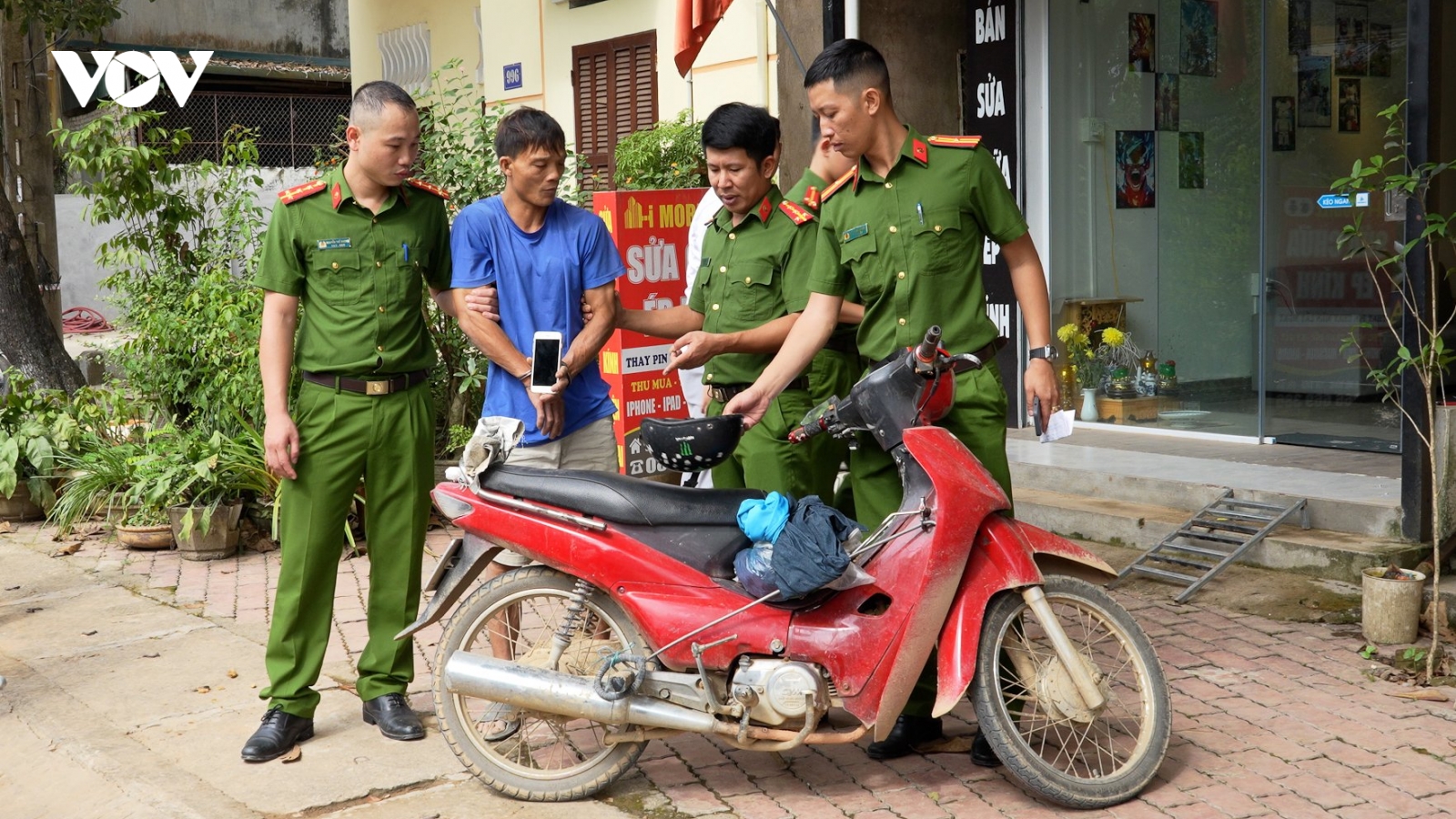 Bắt giữ đối tượng cướp điện thoại của người phụ nữ đi trên đường