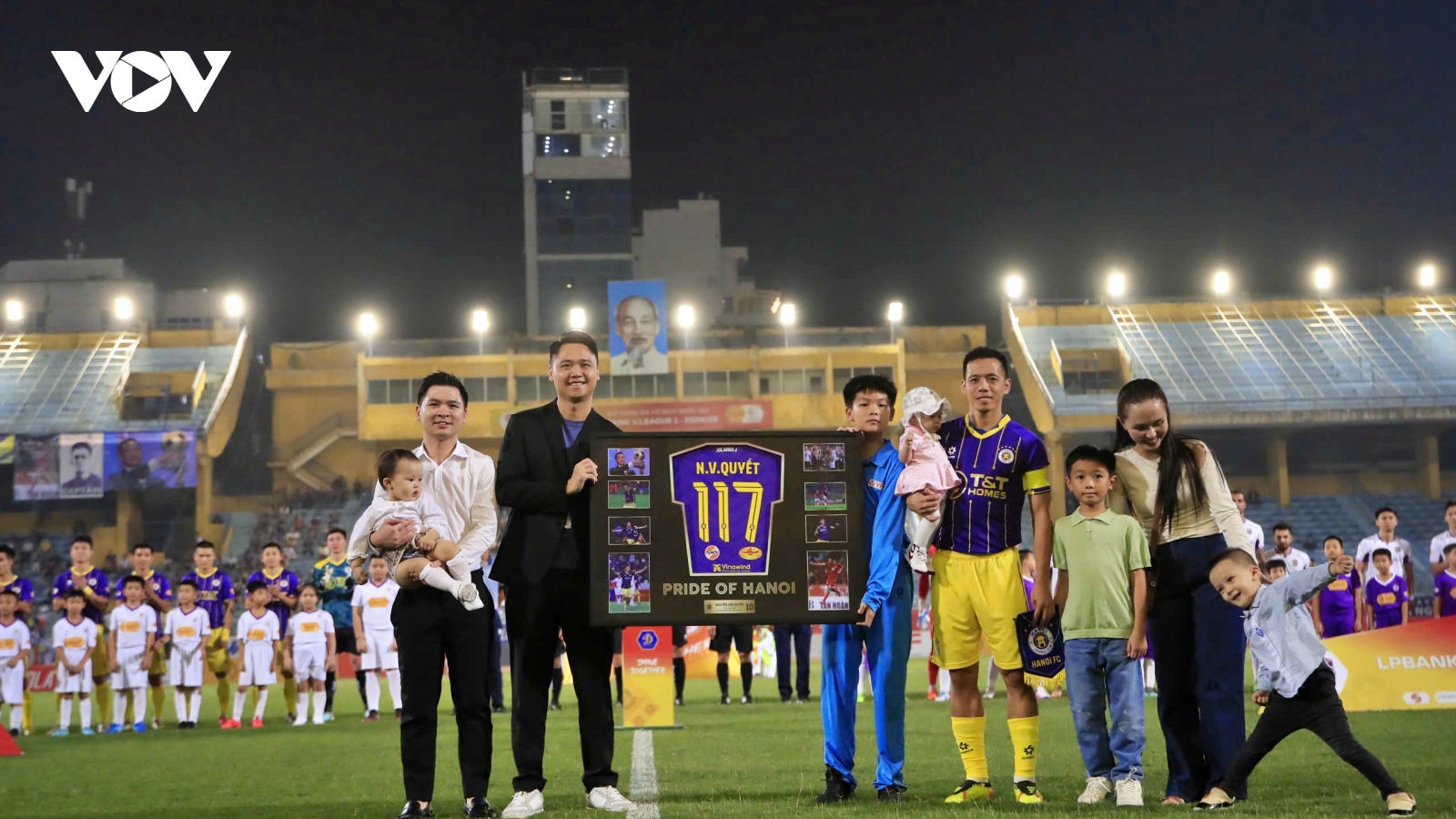 Hà Nội FC tri ân ''kỷ lục gia'' V-League Nguyễn Văn Quyết