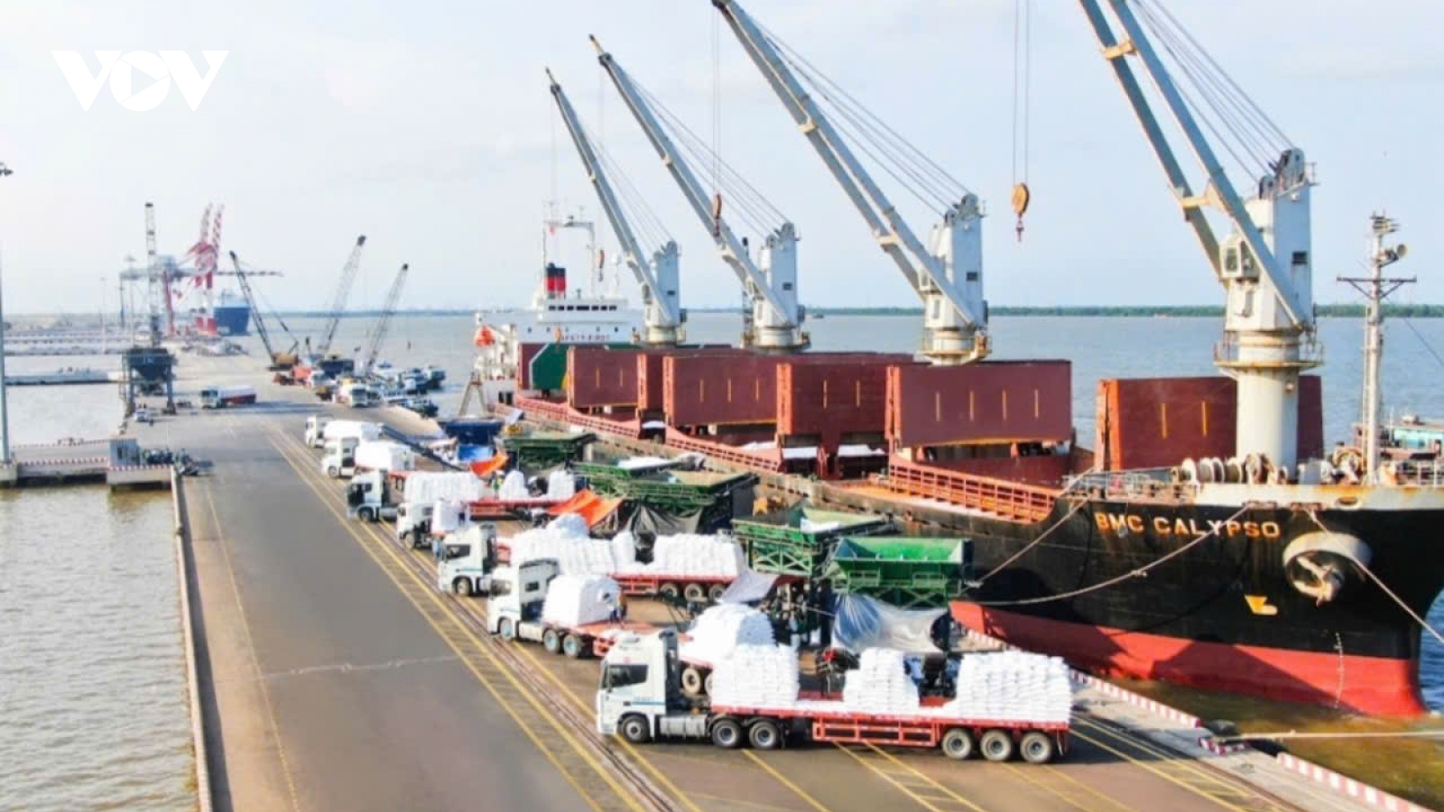 Hơn 90% hàng container Long An thông quan ở tỉnh bạn, do đâu?