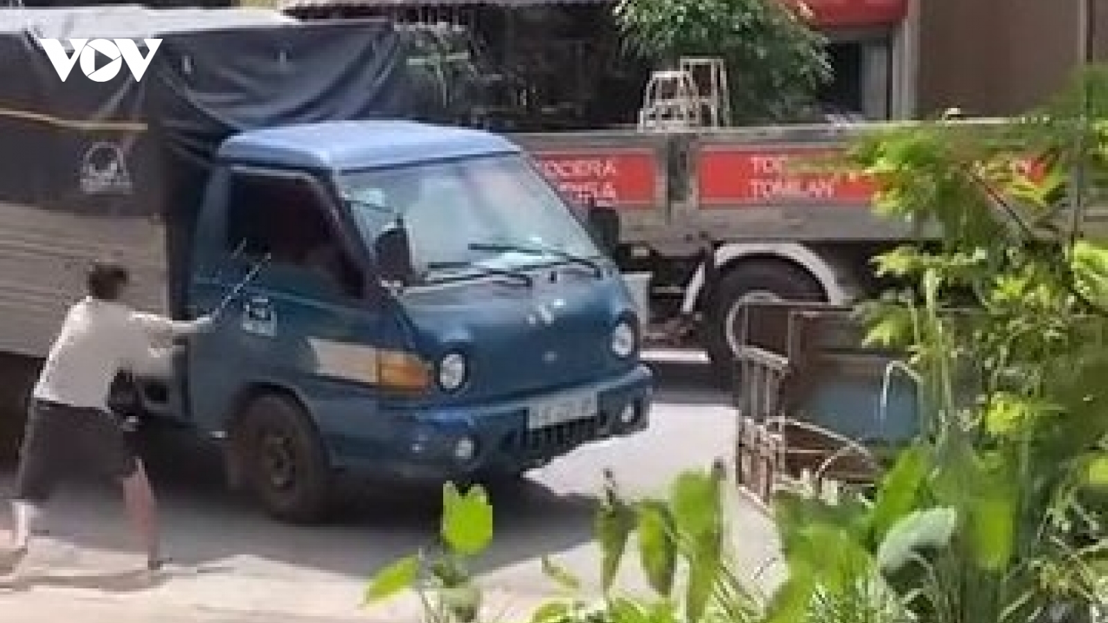 Ba người đàn ông cầm gậy sắt, gạch đá đánh nhau, đập vỡ kính ô tô