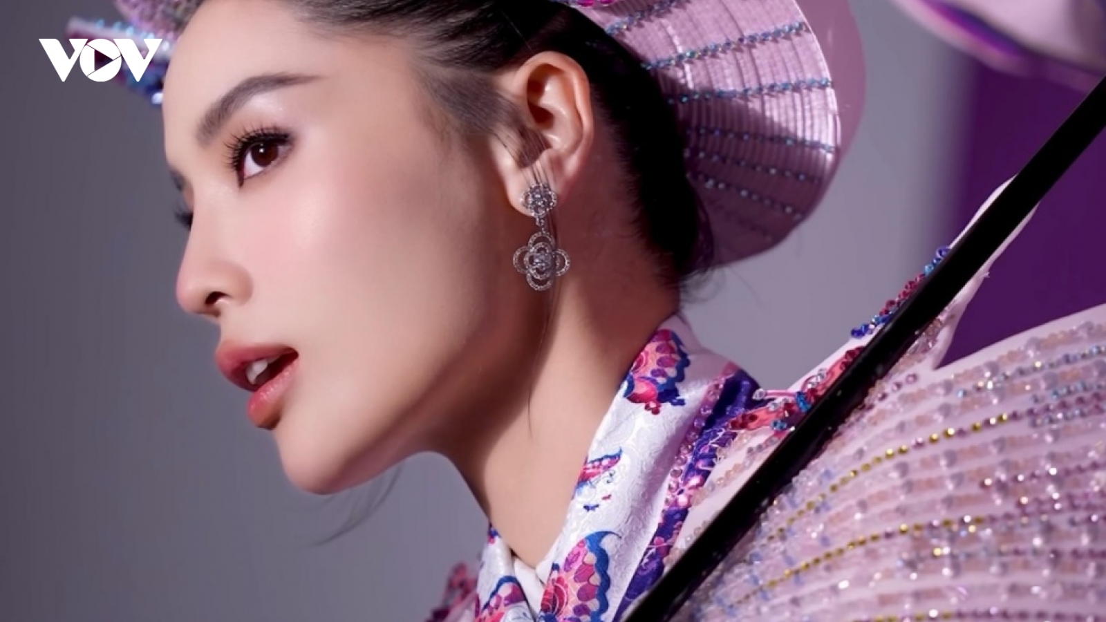 Sao Việt 10/11: Kỳ Duyên thất lạc trang phục dân tộc ở Miss Universe