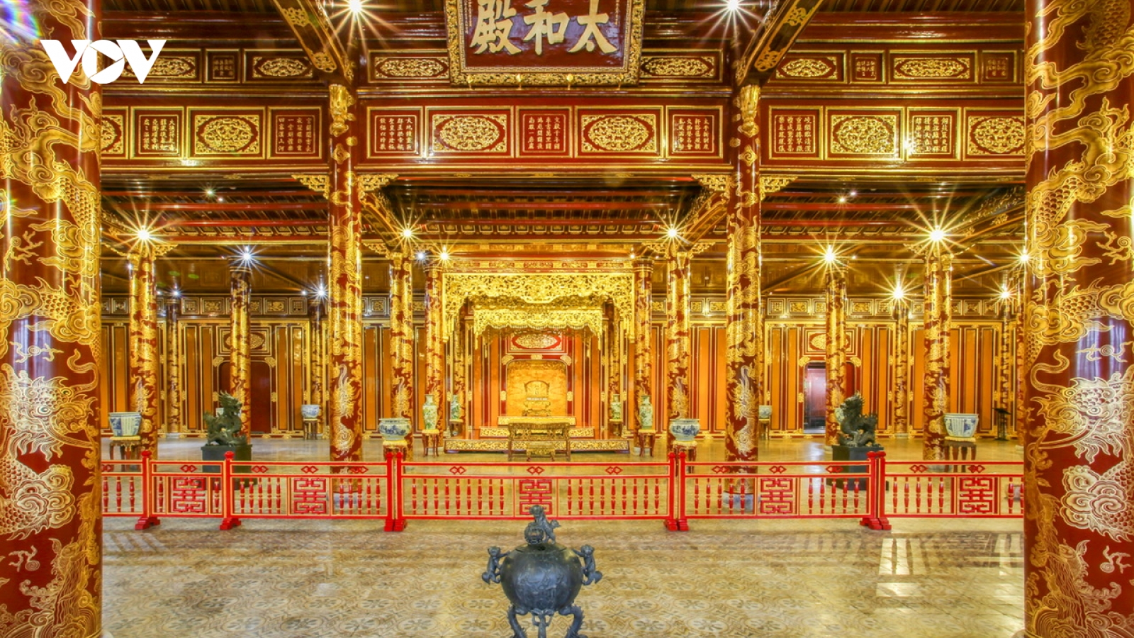 Bên trong Điện Thái Hoà lung linh sau 3 năm trùng tu