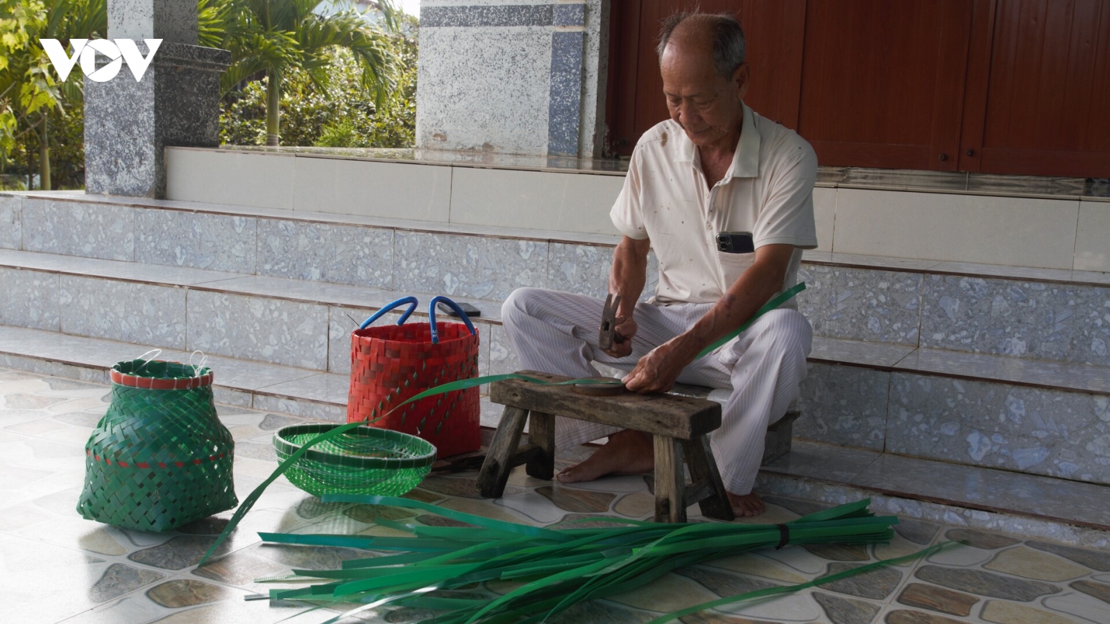 Cụ ông tái chế rác nhựa thành vật dụng hữu ích