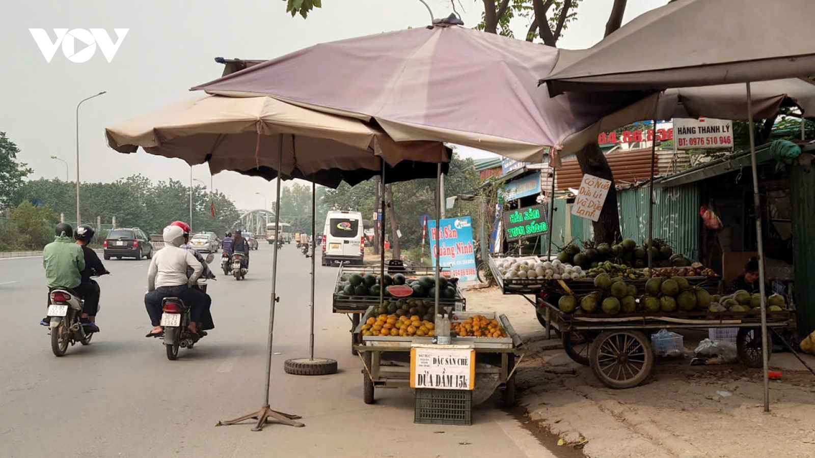 Nhức nhối tình trạng bán hàng rong bủa vây Đại lộ Thăng Long