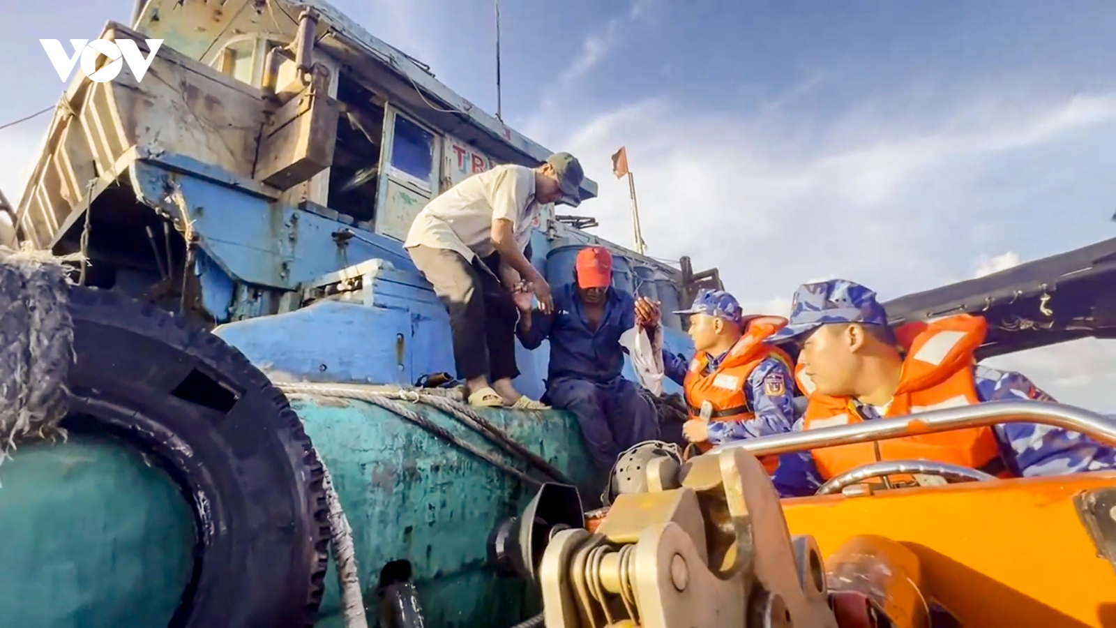 Vùng Cảnh sát biển 3 cấp cứu kịp thời ngư dân bị nạn trên biển