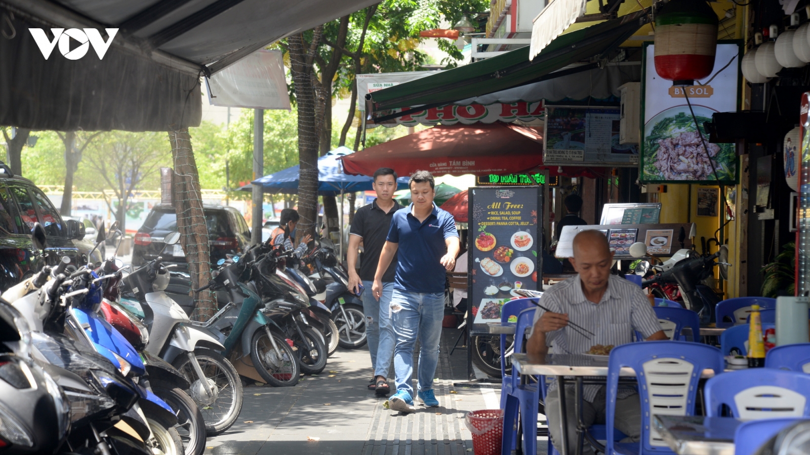 Thu phí sử dụng vỉa hè khu trung tâm TP.HCM: Vẫn còn băn khoăn