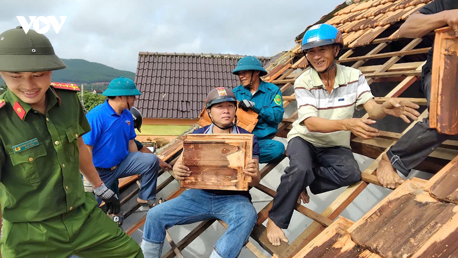 Lốc xoáy làm 36 nhà dân ở Quảng Ngãi bị tốc mái