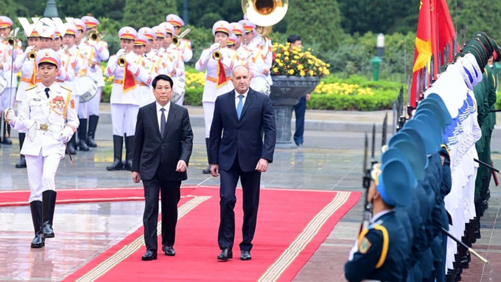 Bulgarian President Rumen Radev warmly welcomed in Hanoi on official visit