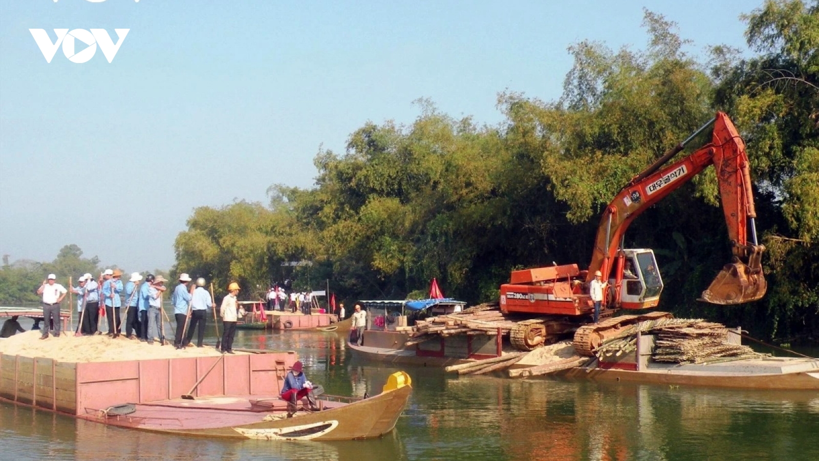 Dùng cát nạo vét sông Cổ Cò đắp đập ngăn mặn trên sông Vĩnh Điện