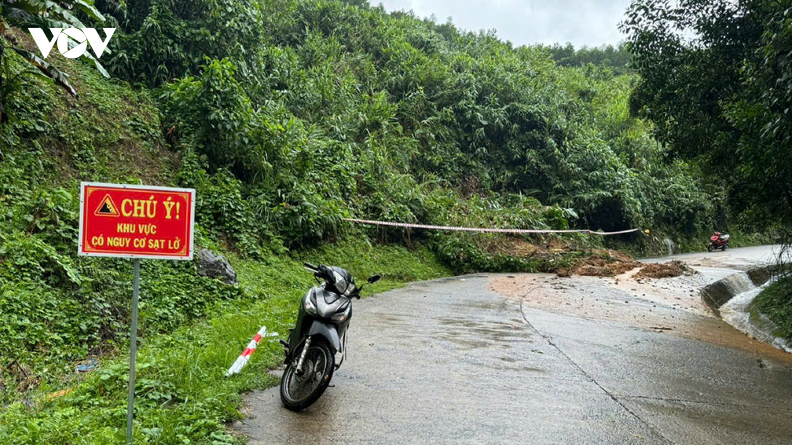 Quảng Ngãi: Cầu tràn Thạch Nham bị ngập, cấm người dân qua lại