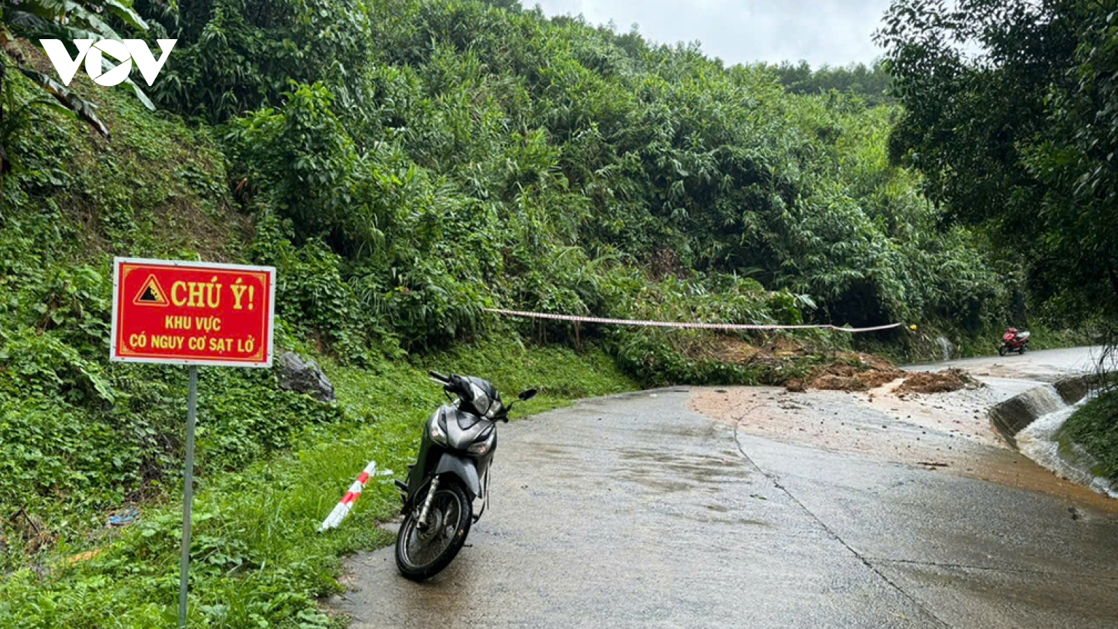 Quảng Ngãi: Cầu tràn Thạch Nham bị ngập, cấm người dân qua lại