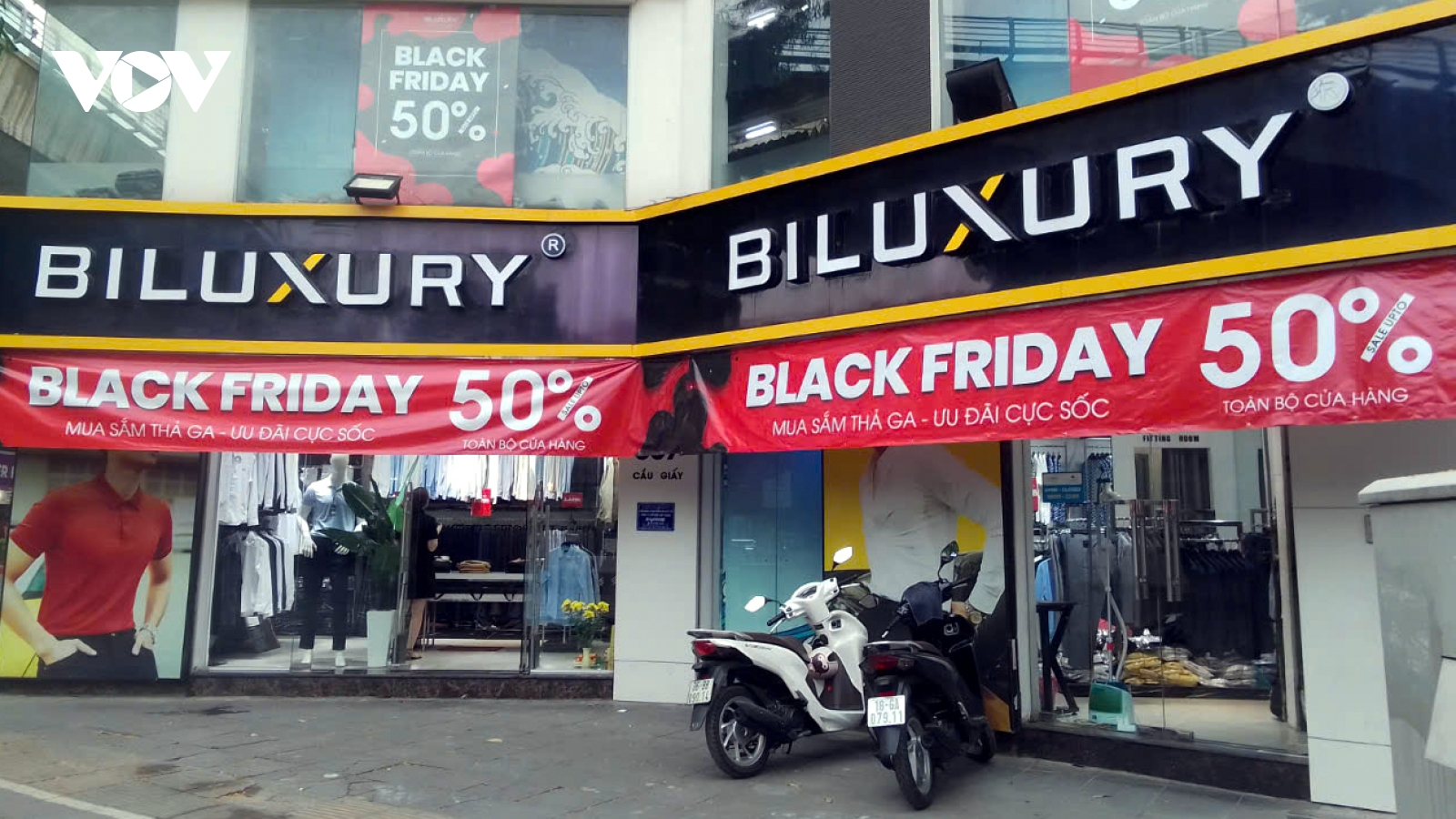 Black Friday 2024 ở Hà Nội: Nhiều cửa hàng khuyến mãi giảm giá "sập sàn"