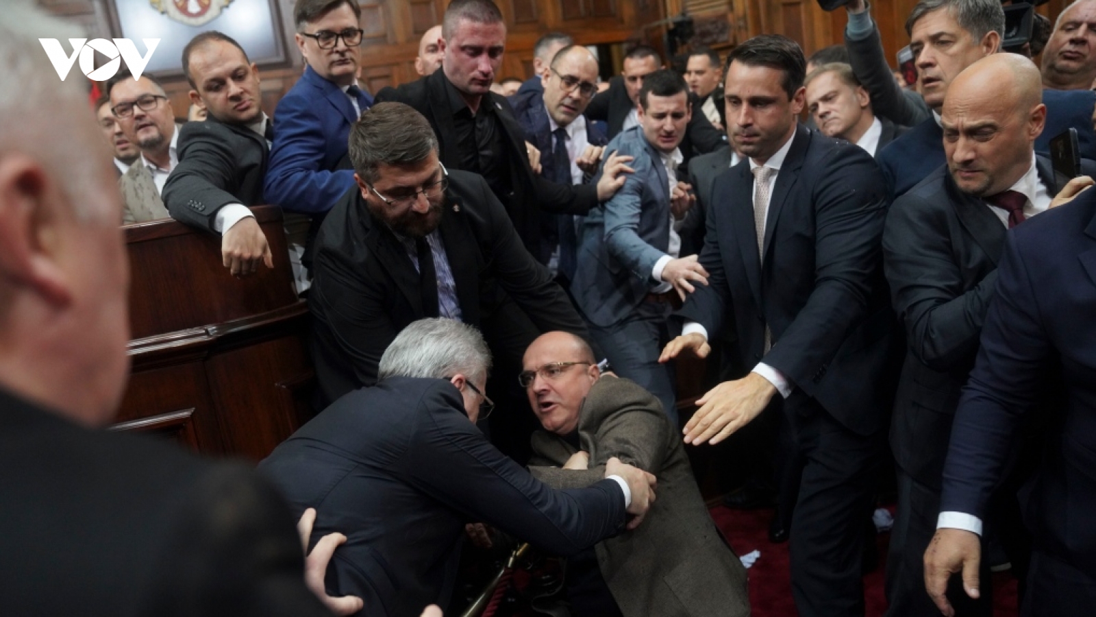 Các nghị sĩ ẩu đả tại Quốc hội Serbia