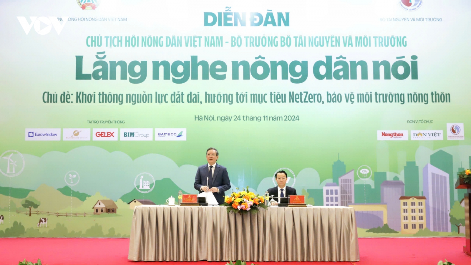Bộ trưởng Bộ TN&MT lắng nghe nông dân kiến nghị về đất đai, rác thải