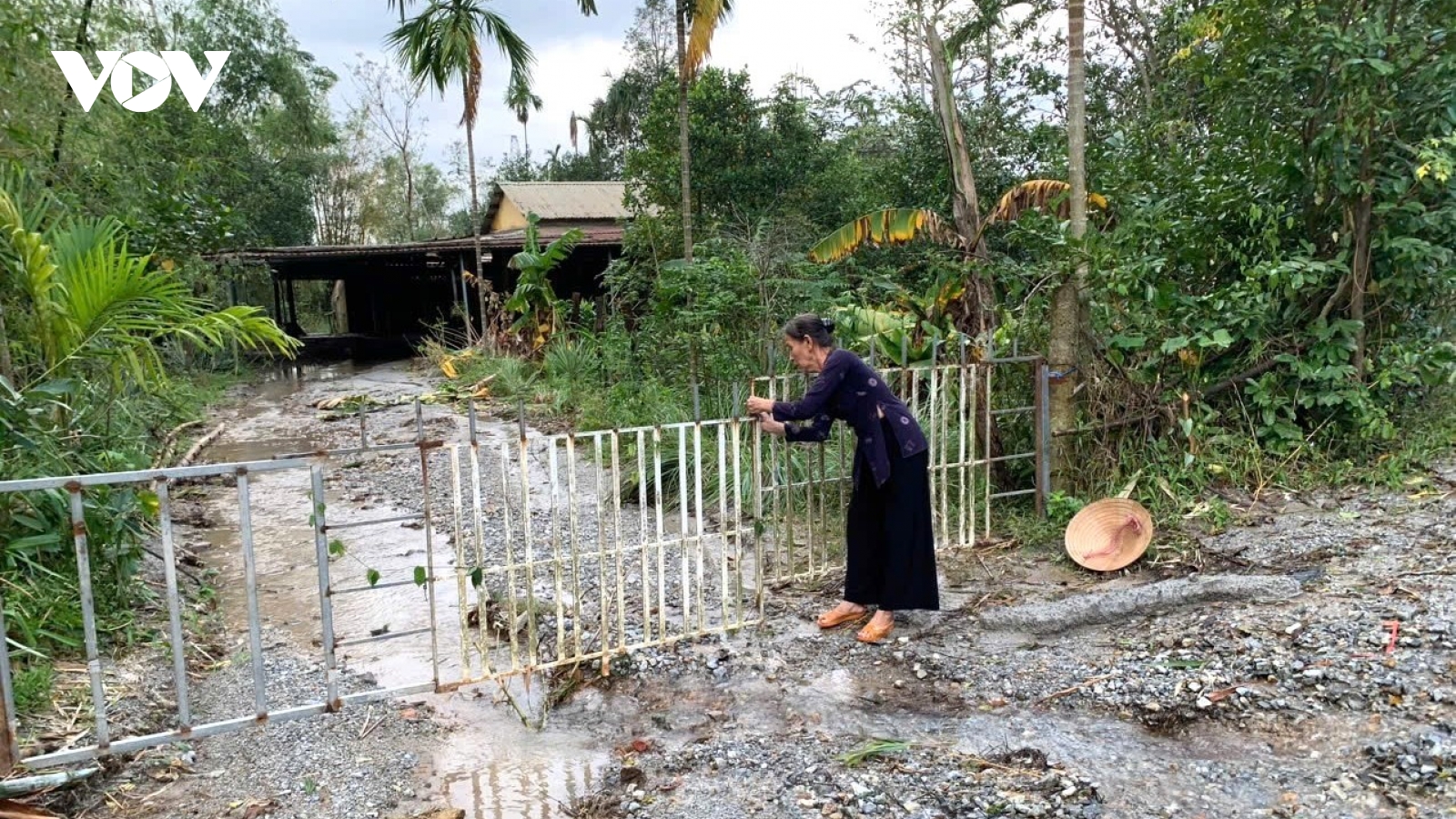Sống thấp thỏm dưới chân núi Phú Gia