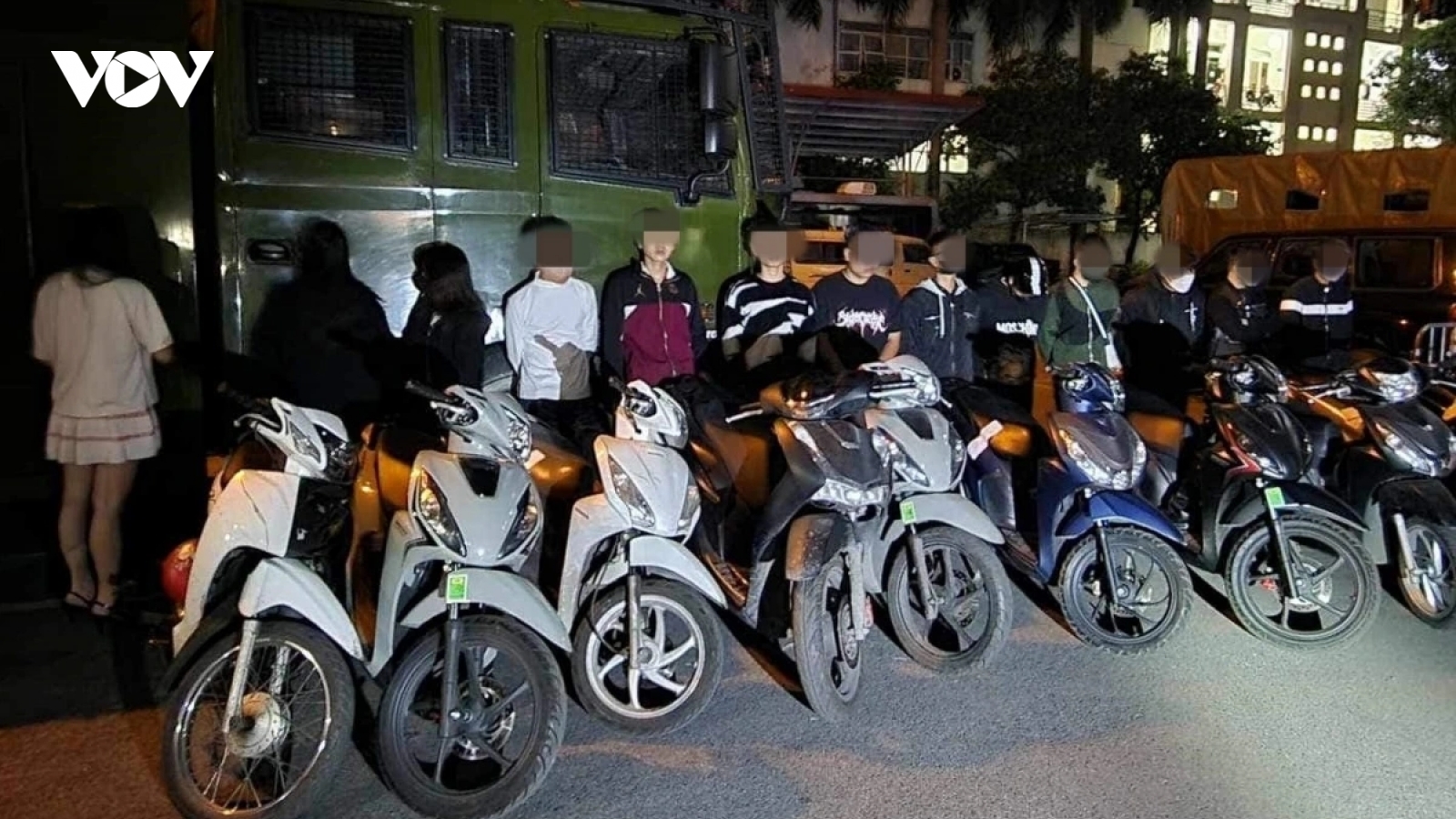 Nóng 24h: Công an Hà Nội mật phục bắt giữ hàng chục "quái xế" trong đêm