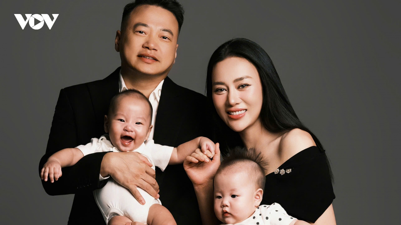 Vợ chồng Phương Oanh - Shark Bình chụp ảnh gia đình cùng cặp song sinh