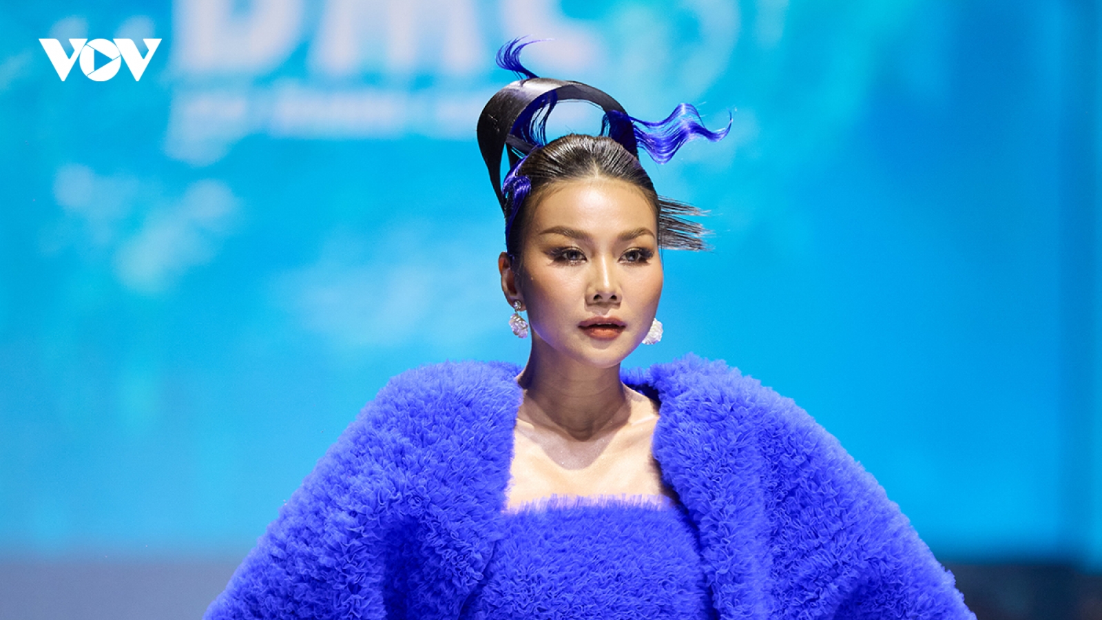 Siêu mẫu Thanh Hằng diện váy làm từ 200 mét vải diễn vedette