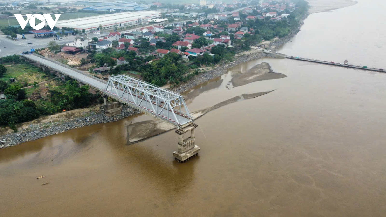 Hình ảnh nước sông Hồng xuống thấp, lộ móng cầu Phong Châu trong gò cát