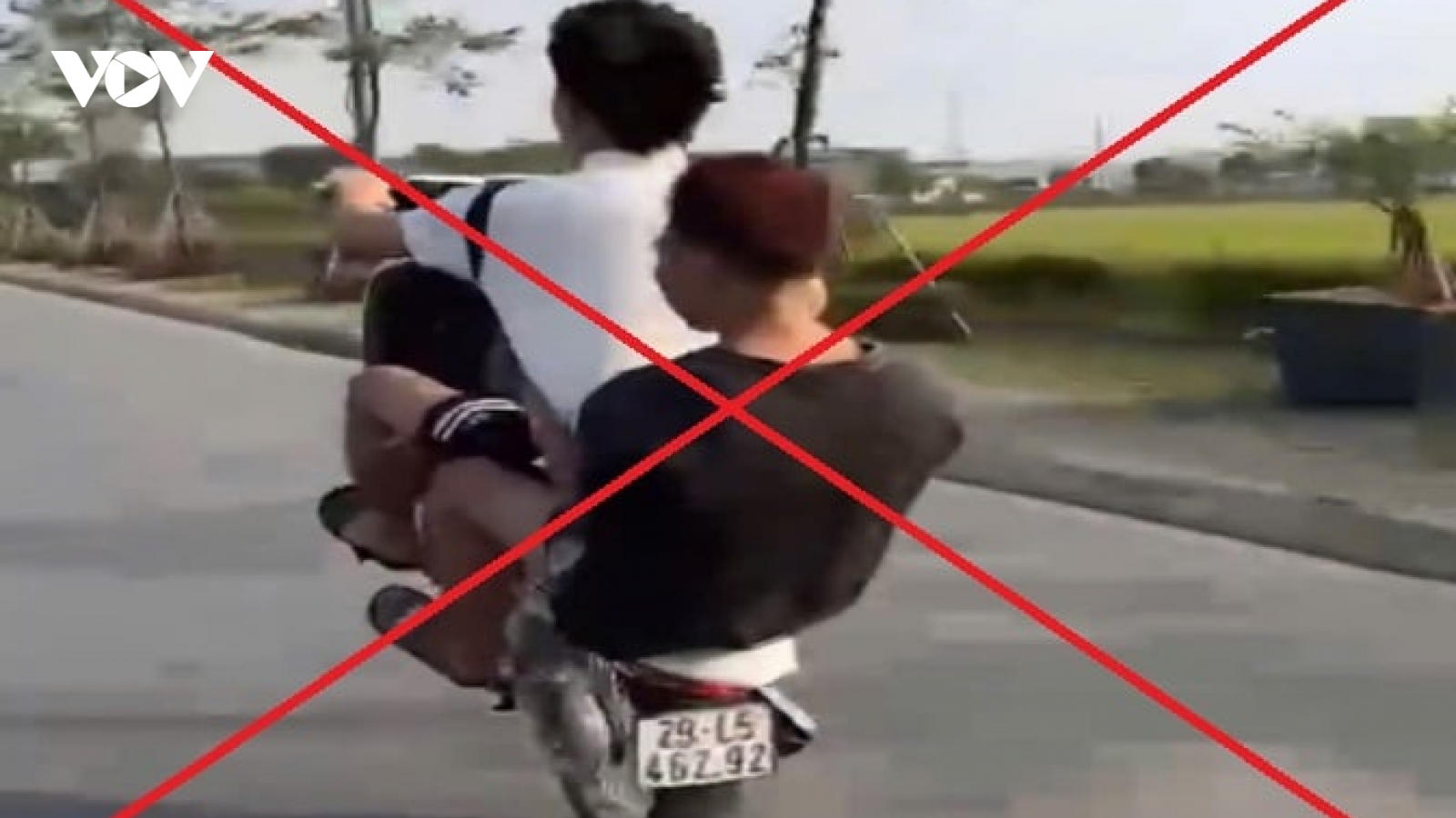 Xử lý cả "quái xế" và phụ huynh vụ bốc đầu xe máy tại Hà Nội