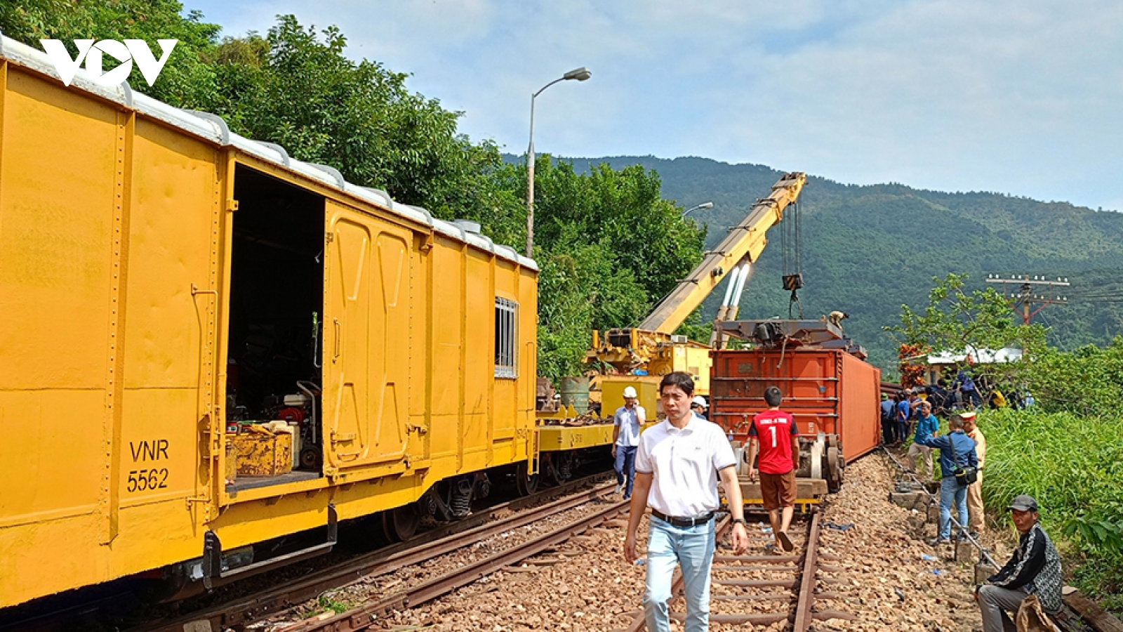 Khắc phục xong sự cố tàu hàng trật đường ray trên đèo Hải Vân