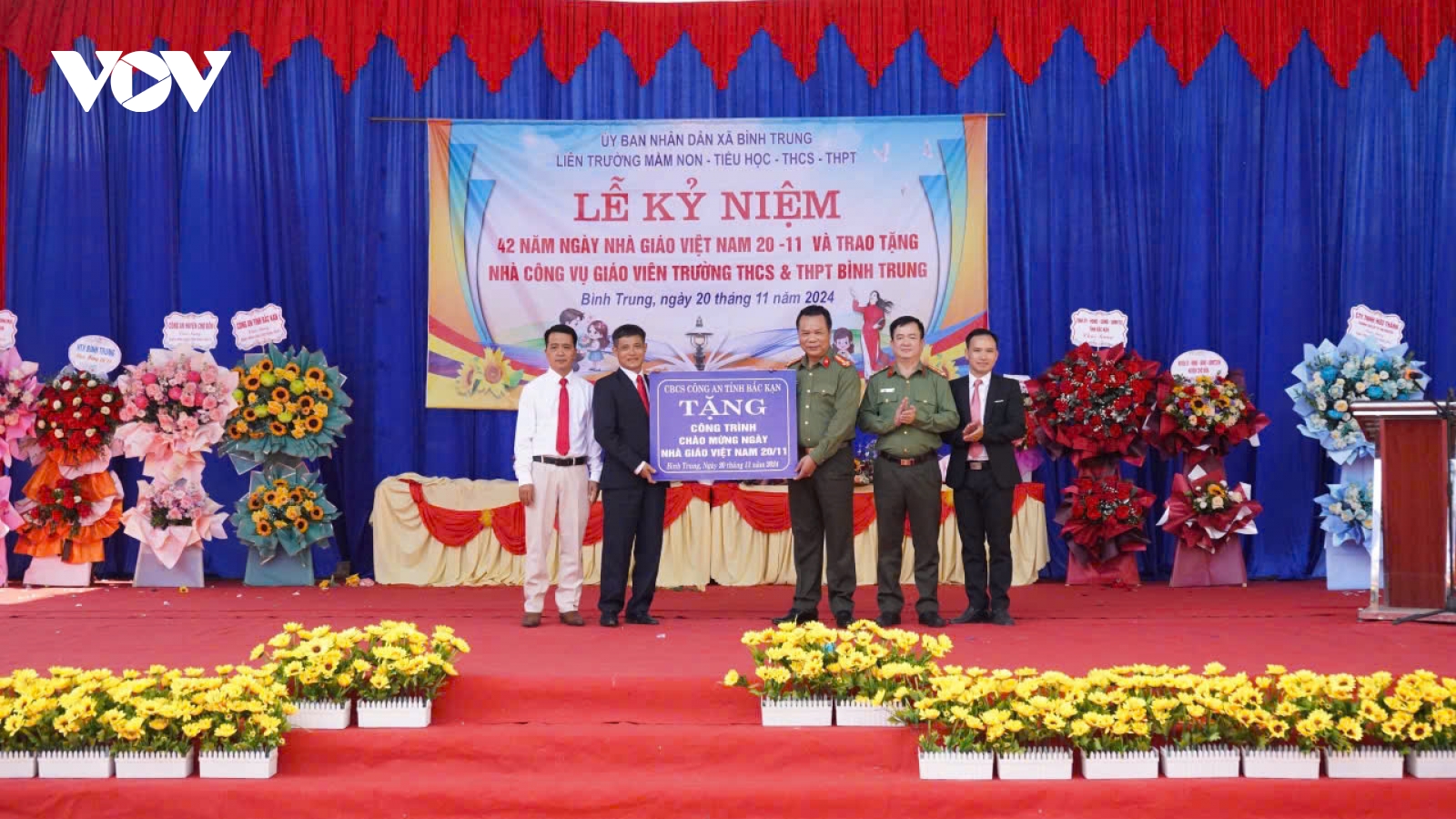 Bắc Kạn trao tặng 16 căn nhà công vụ cho giáo viên