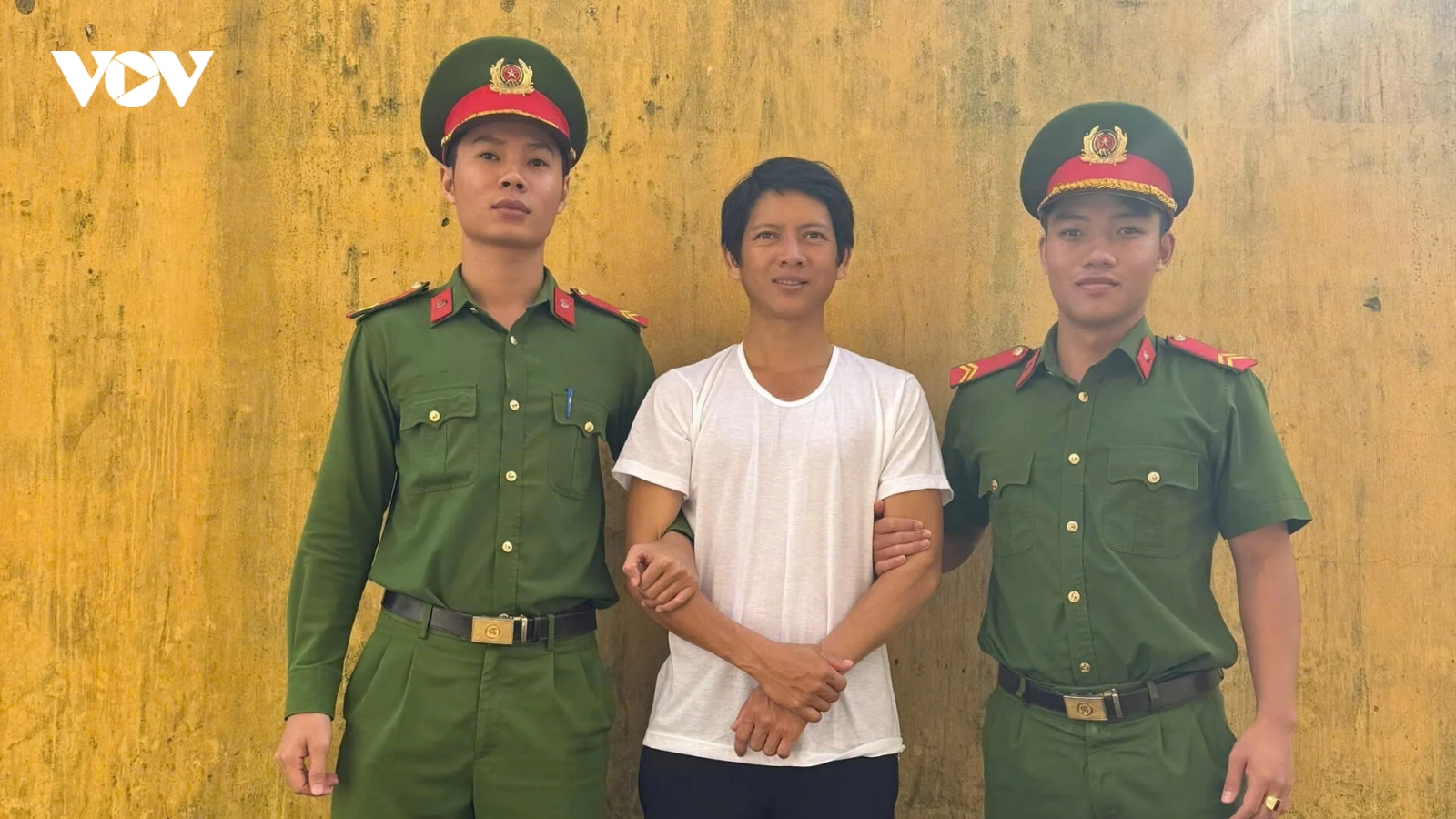 Bị cự tuyệt, gã đàn ông mang xăng đến công ty người yêu cũ dọa chết chung