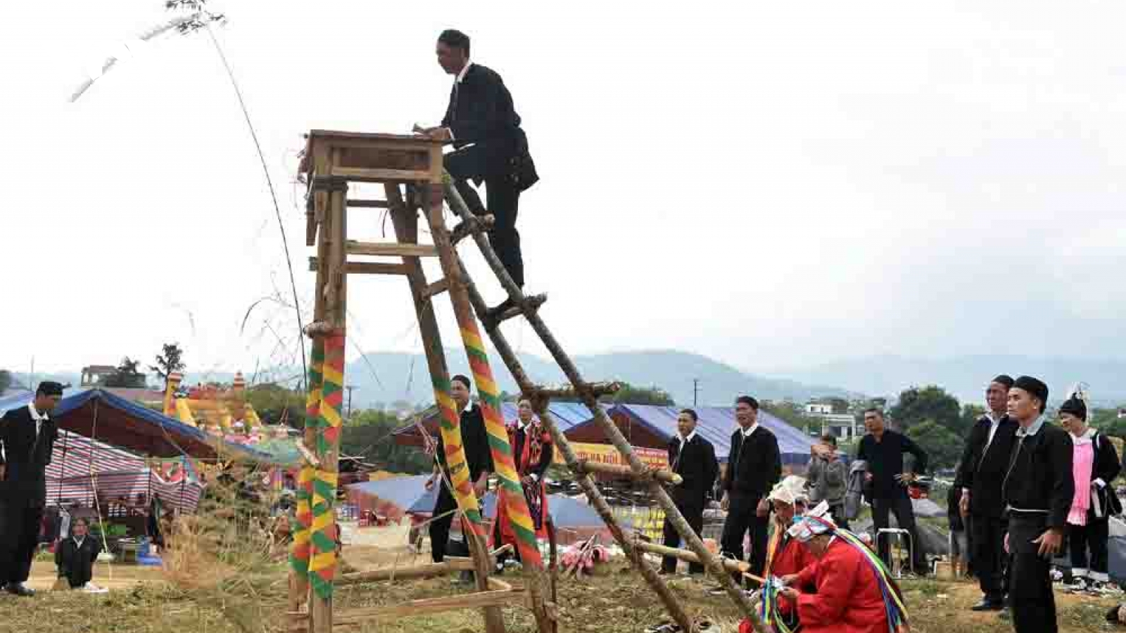 Tủ Cải - Nghi lễ kết nối con cháu với tổ tiên của người Dao đầu bằng