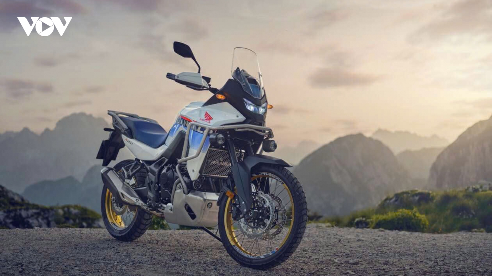 Honda Transalp XL750 2025 có bản nâng cấp với đèn LED mới