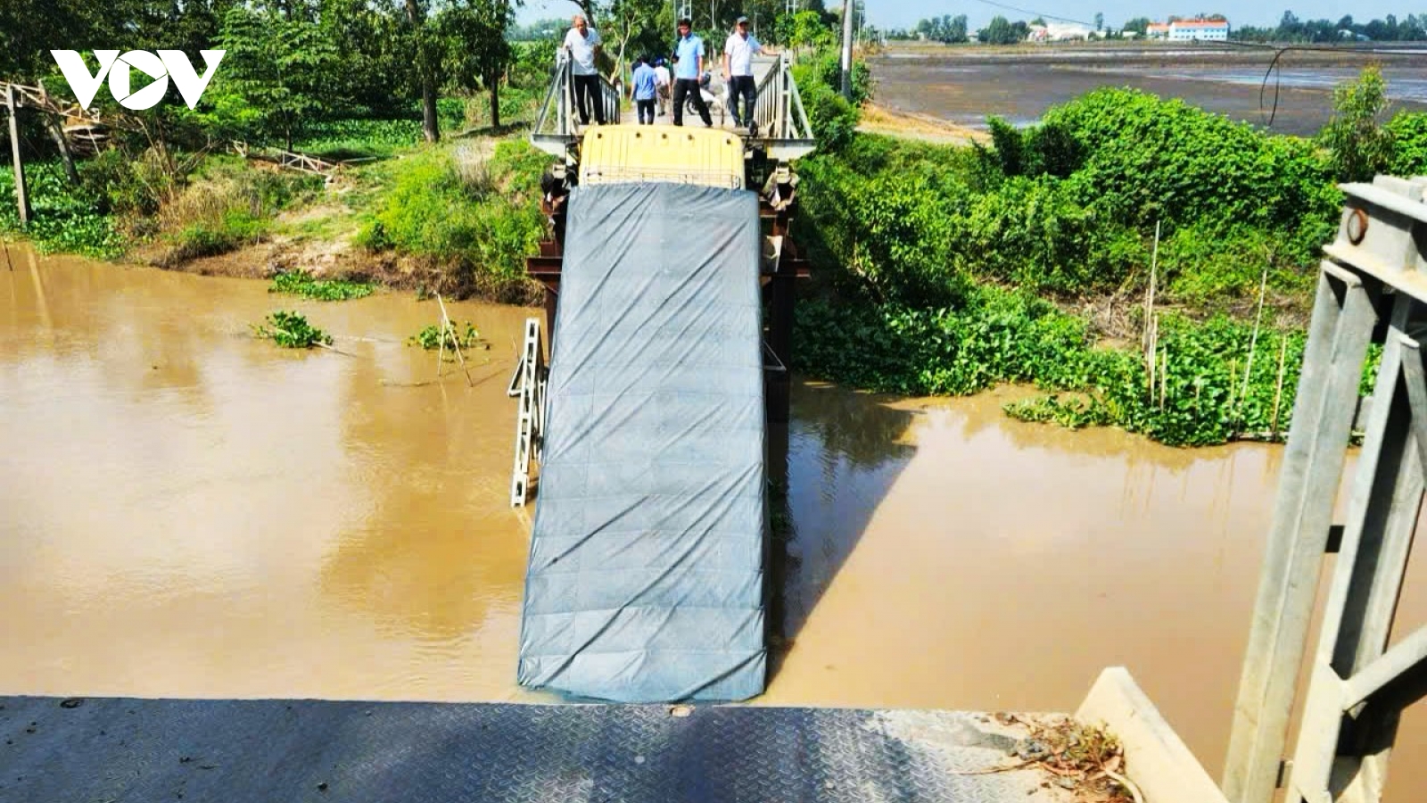 Xe tải chở gạch làm sập cầu ở huyện Tri Tôn, An Giang