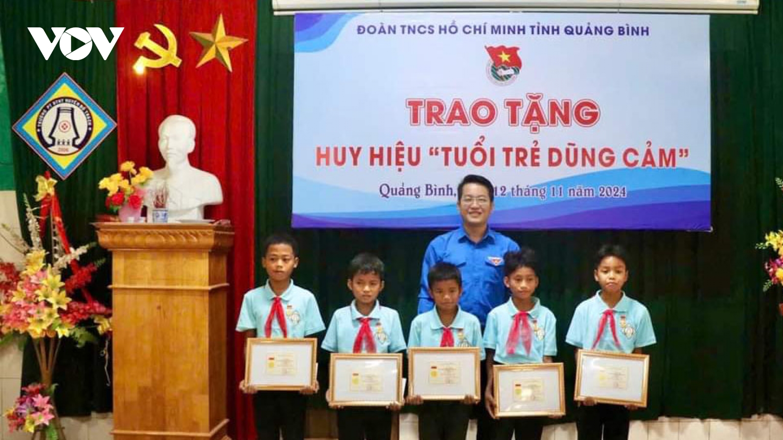 Trao Huy hiệu tuổi trẻ dũng cảm tặng 5 học sinh cứu người đuối nước