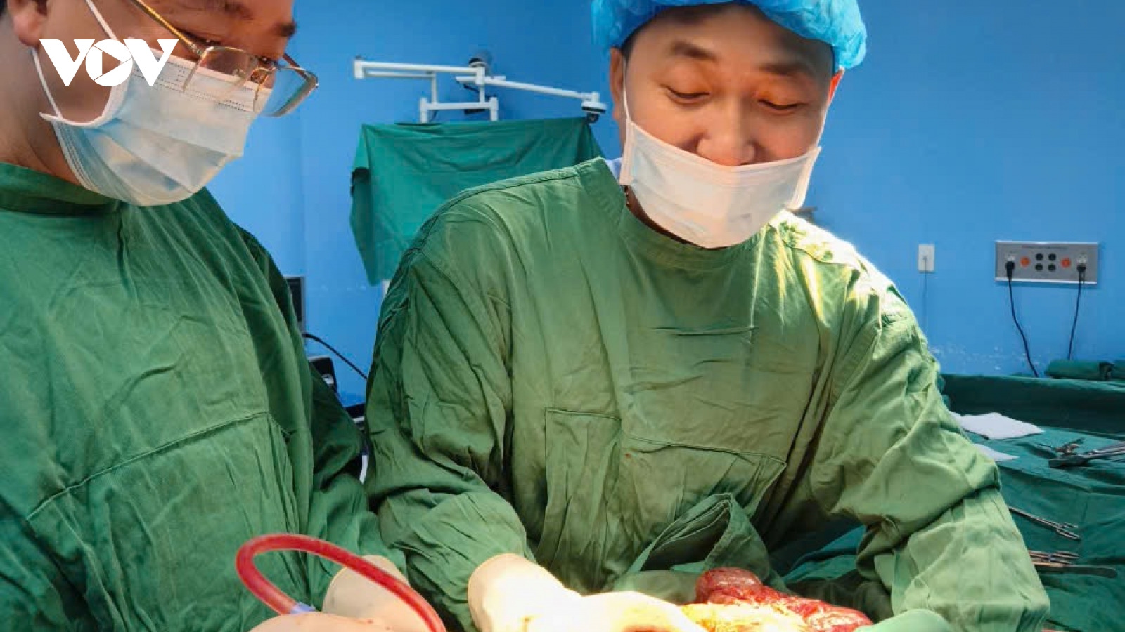 Cắt bỏ khối u dạ dày "khổng lồ" cho bệnh nhân 85 tuổi