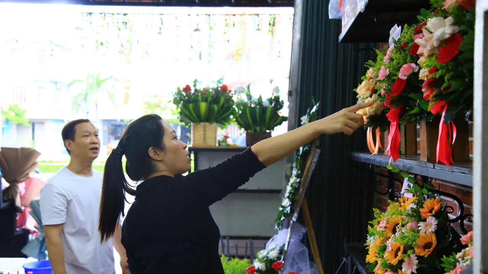 Ngày Nhà giáo Việt Nam, thị trường hoa tươi và quà tặng đắt hàng