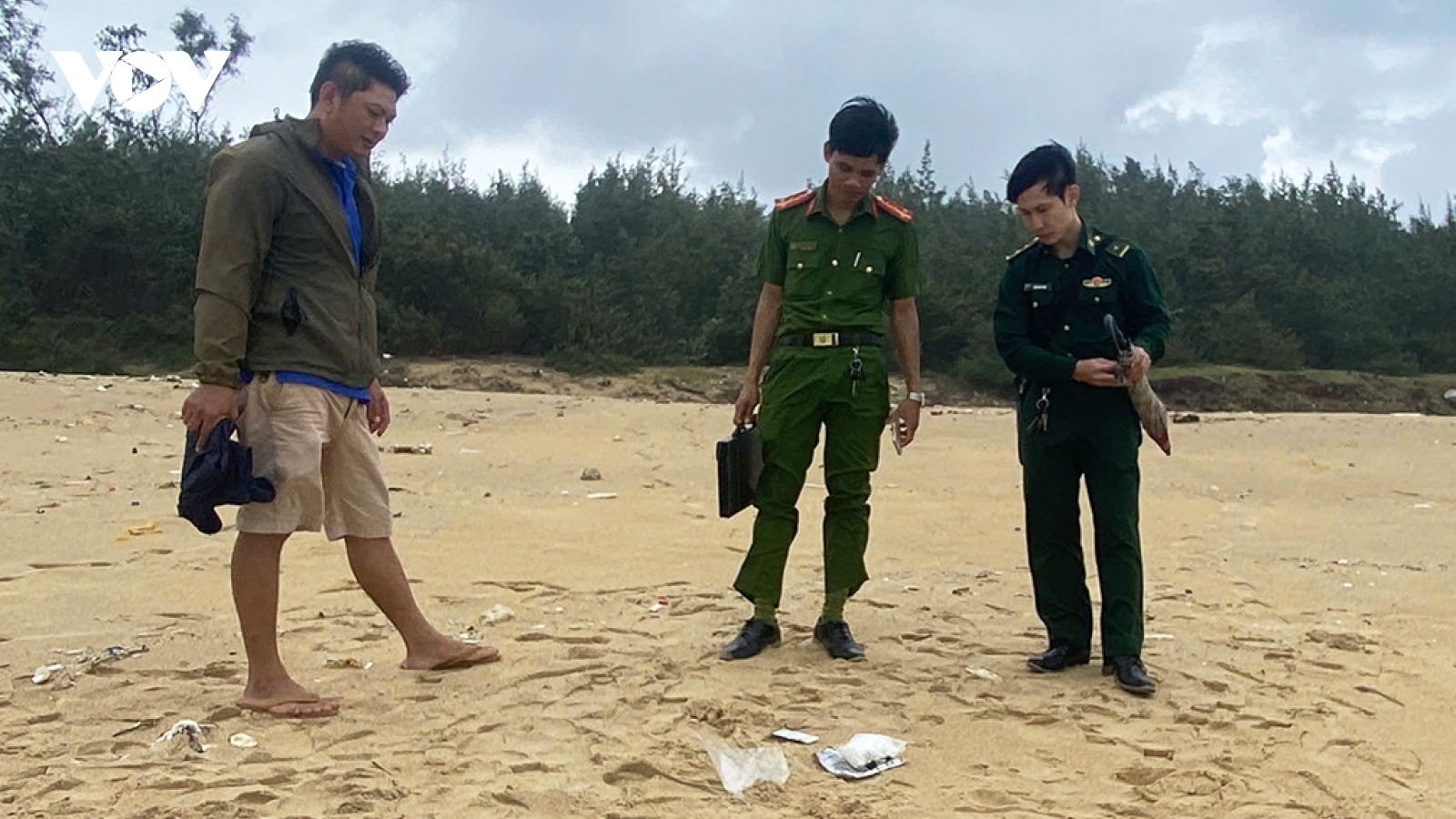 Phát hiện 1.500 viên ma túy trôi dạt vào bờ biển