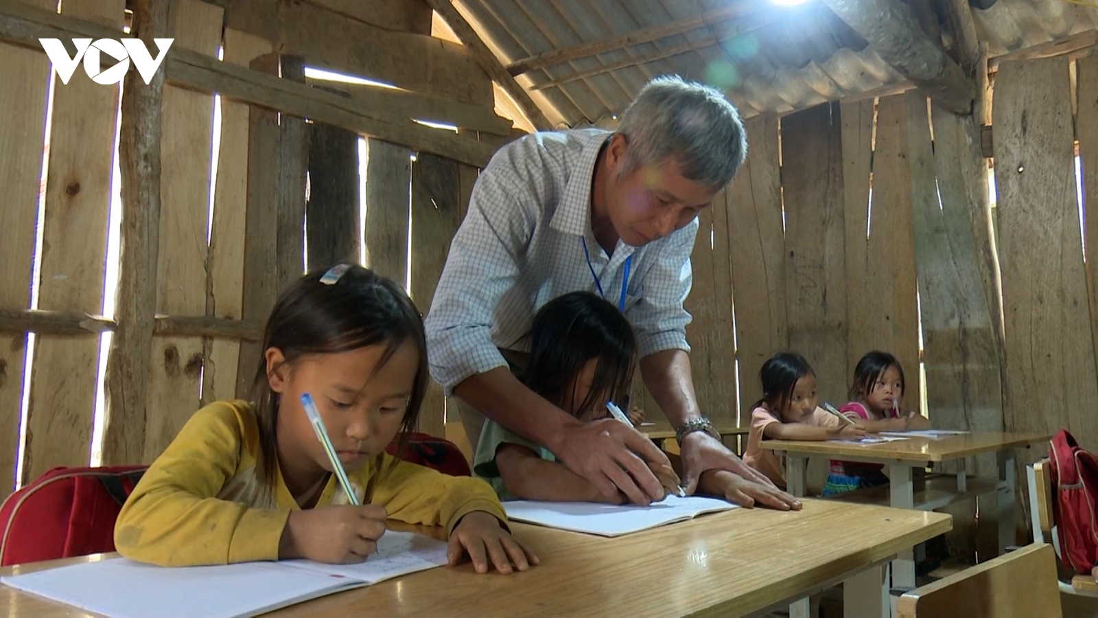 Nhọc nhằn cõng chữ lên non