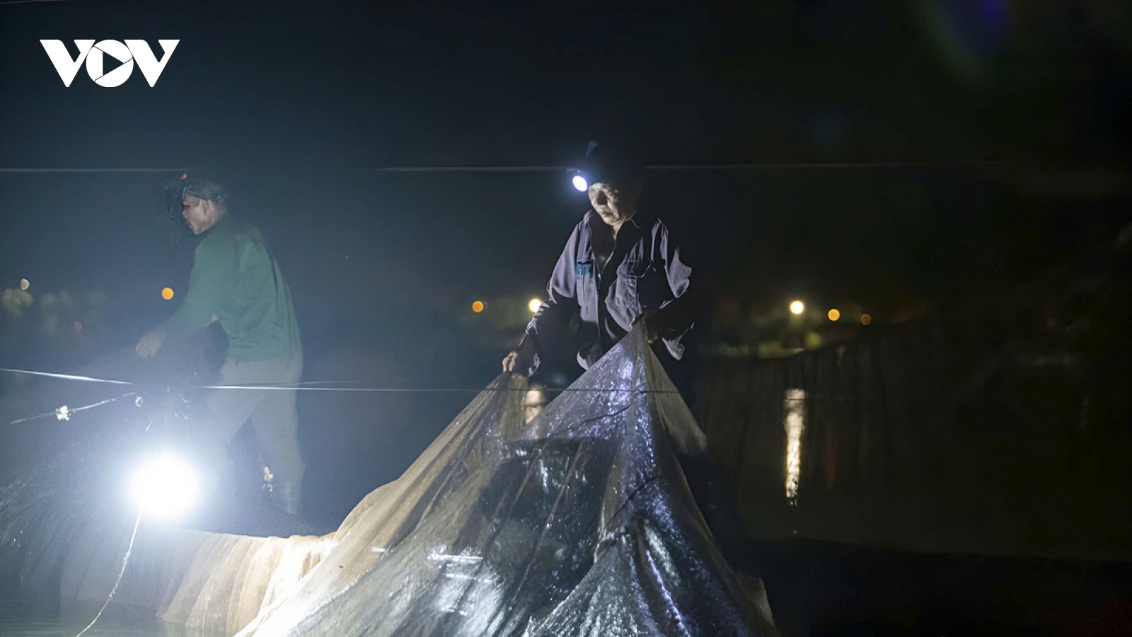 Mưu sinh mùa nước nổi trên lòng hồ ở thị xã nhỏ nhất Việt Nam