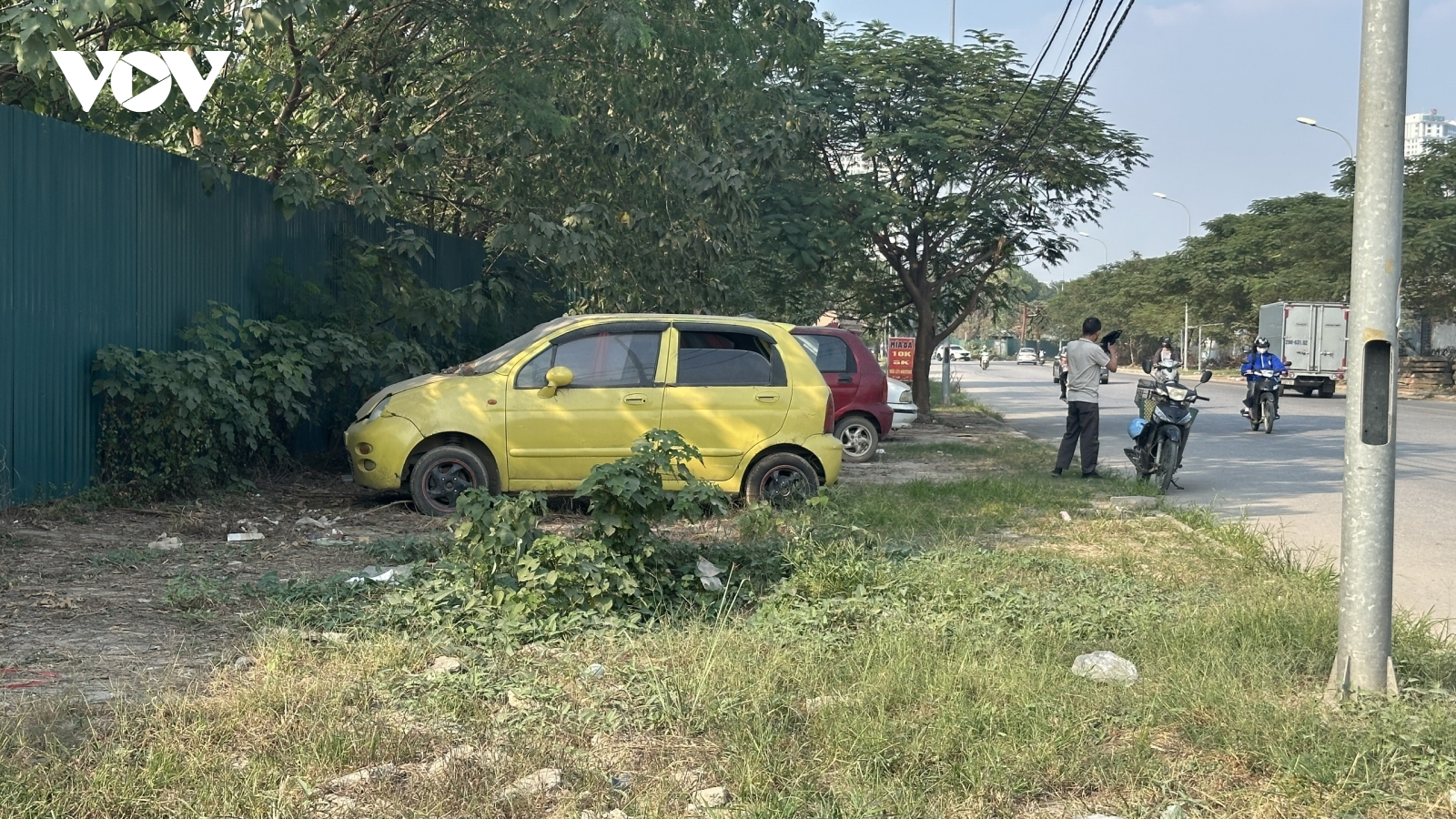 Hà Nội: Vỉa hè phố Nguyễn Đình Tứ đầy cỏ dại, cống không nắp bẫy người đi đường