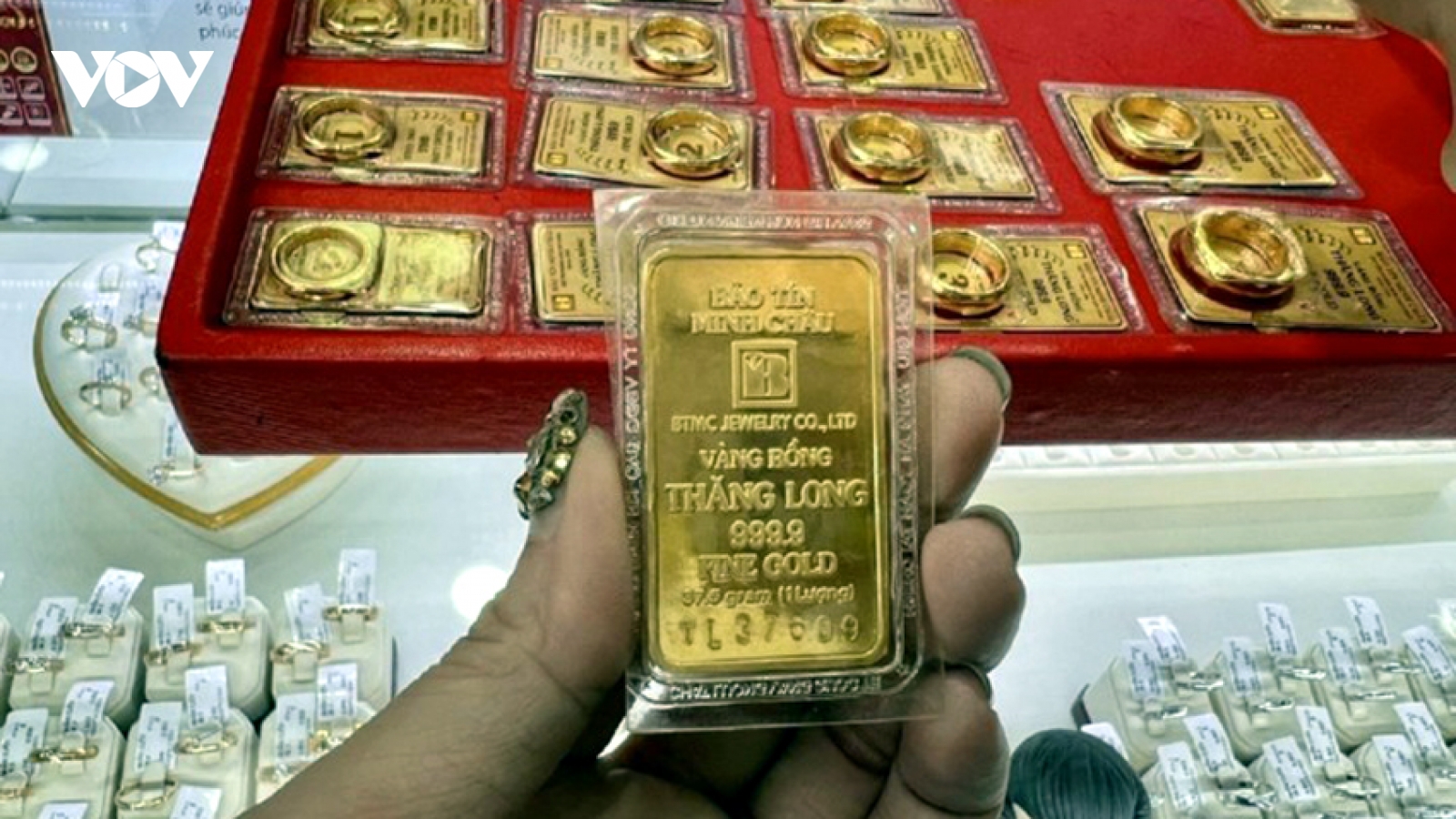 Giá cao bán ít, giá thấp ngừng mua đang là chiêu trò của các cửa hàng vàng?