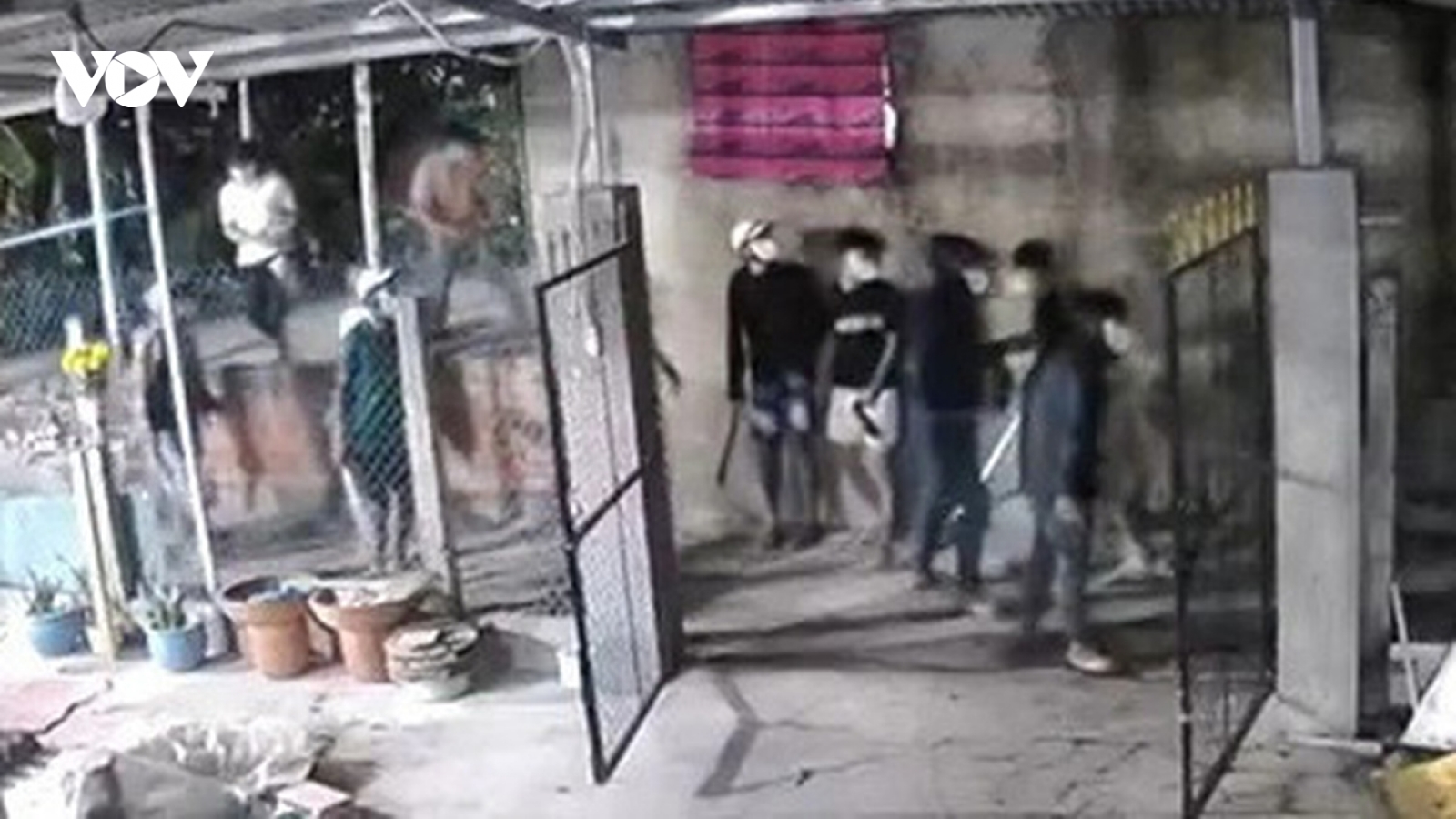 Nóng 24h: Điều tra vụ côn đồ tấn công nhà dân, nghi nổ súng