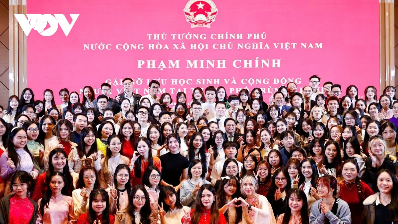 PM meets Vietnamese students, expatriates in Chongqing, China